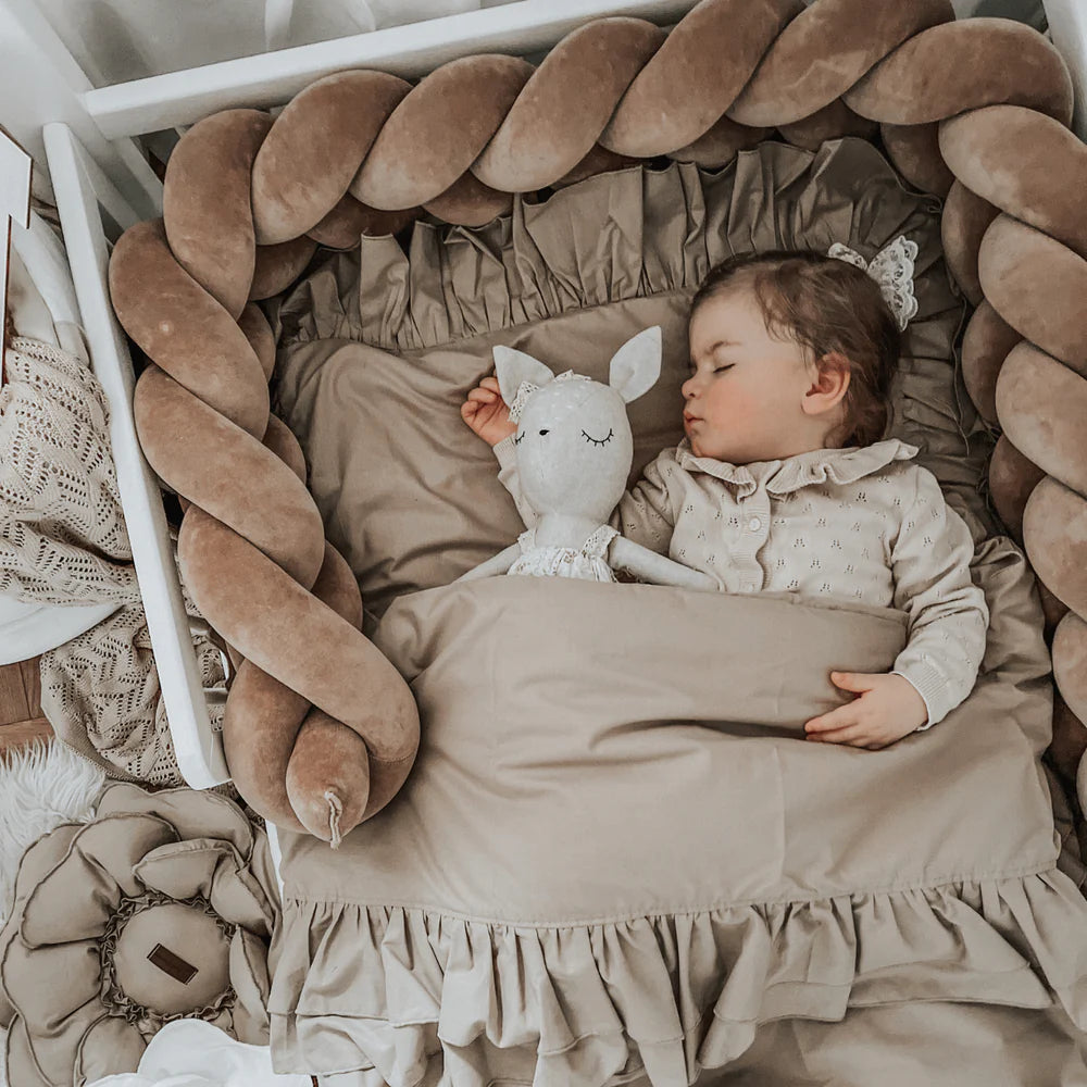 Die Vorteile von Bettschlangen und Nestchen für Neugeborene