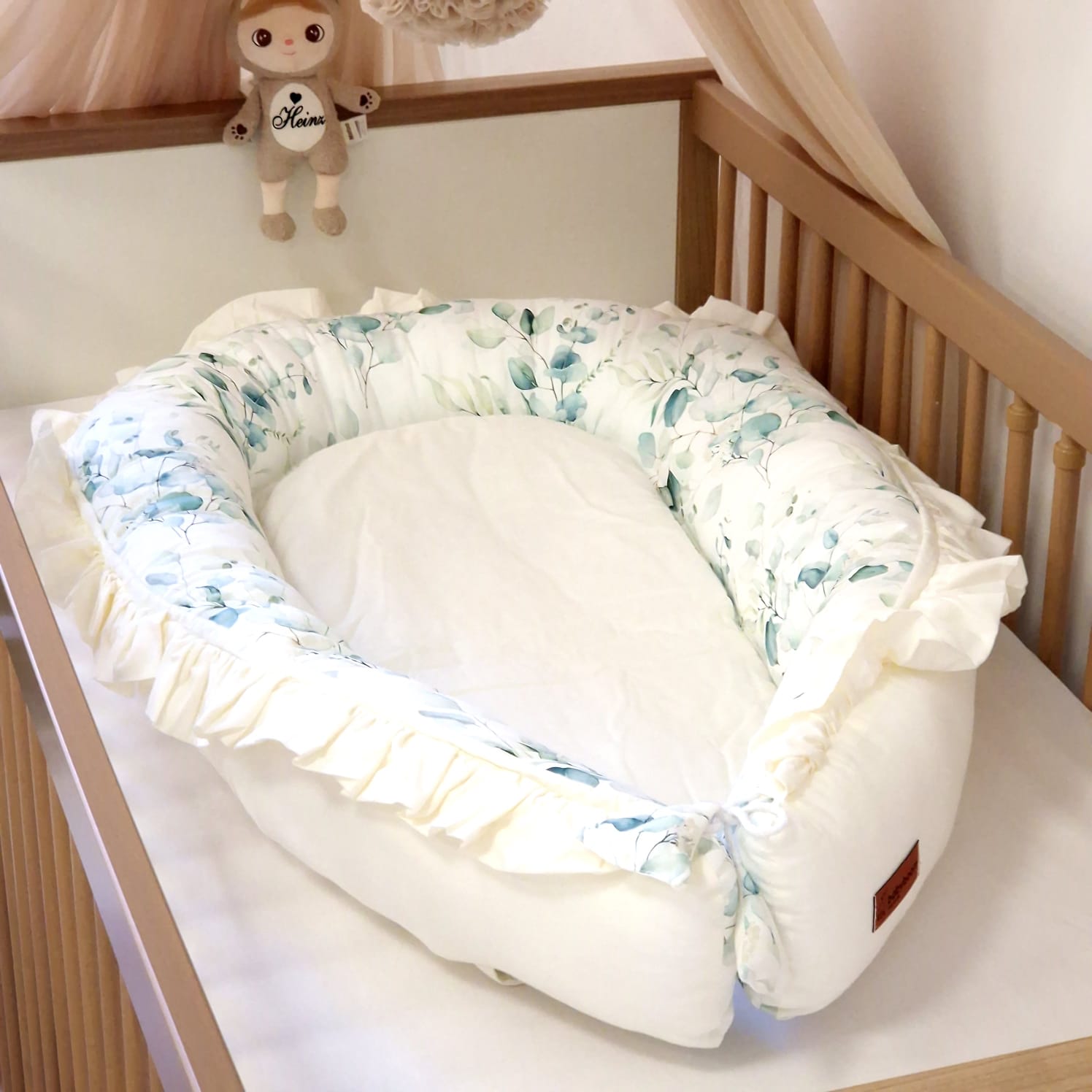 Babynest mit Rüschen | Premium Baumwolle | Eucalyptus & Ecru