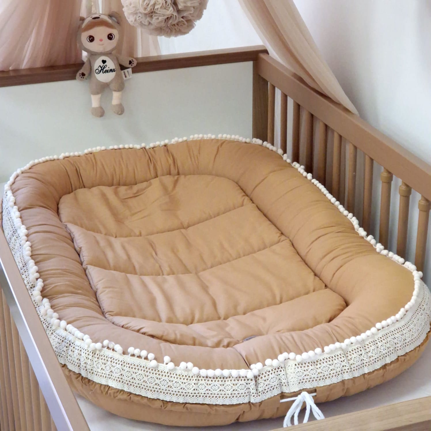 Premium Babynest Boho Natural mit Spitze & Bommelchen | Premium Baumwolle | Karamell