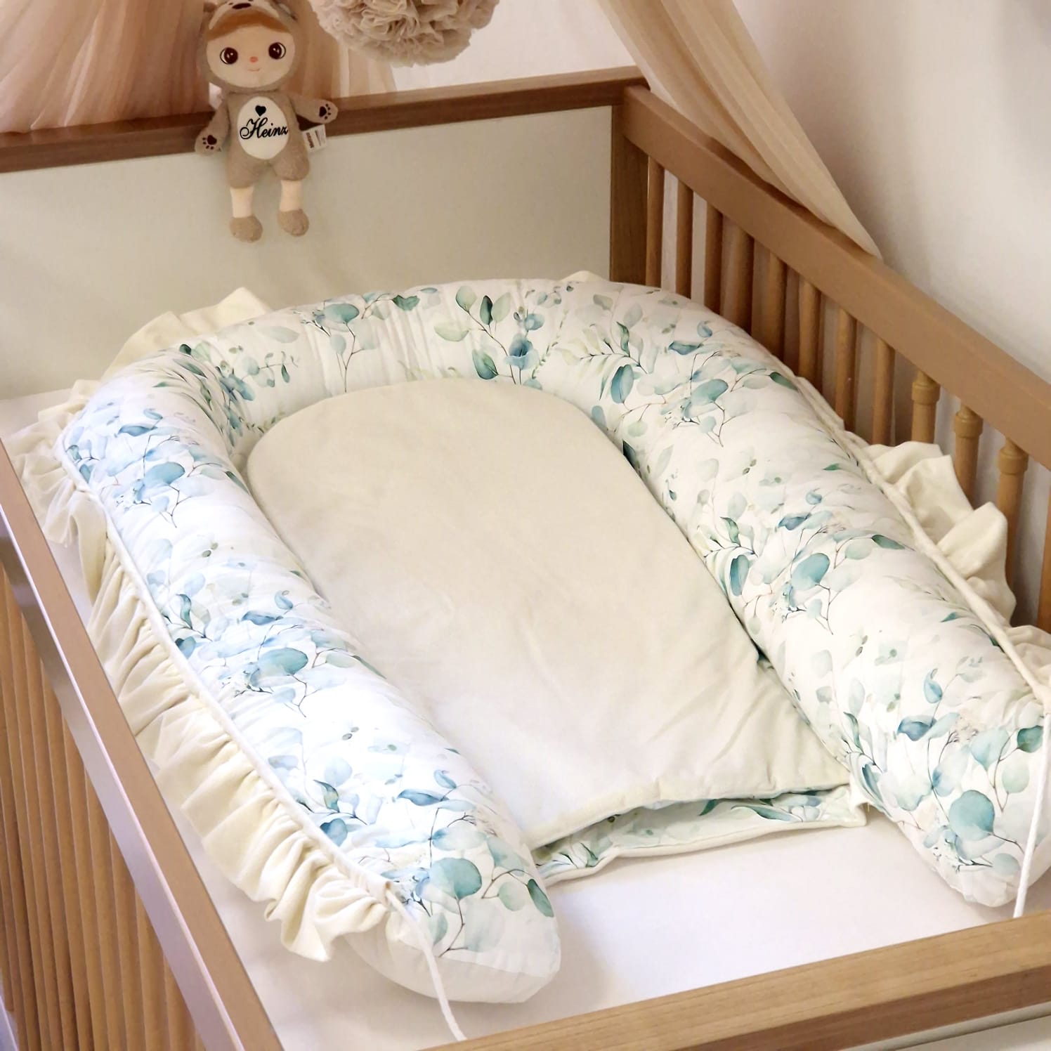 Babynest mit Rüschen | Eukalyptus & Samt Ecru