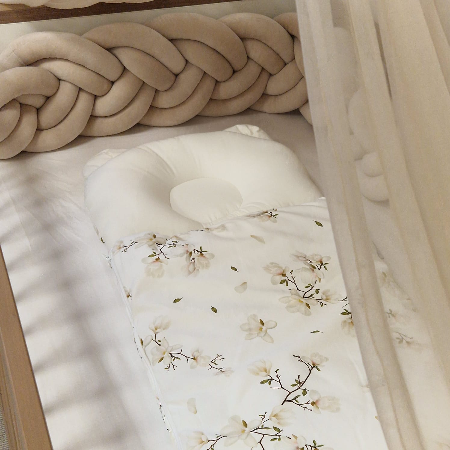 Babyschlafsack mit Bärenohren | Premium Baumwolle | Magnolien & Weiß | 75 cm | 2,5 TOG |