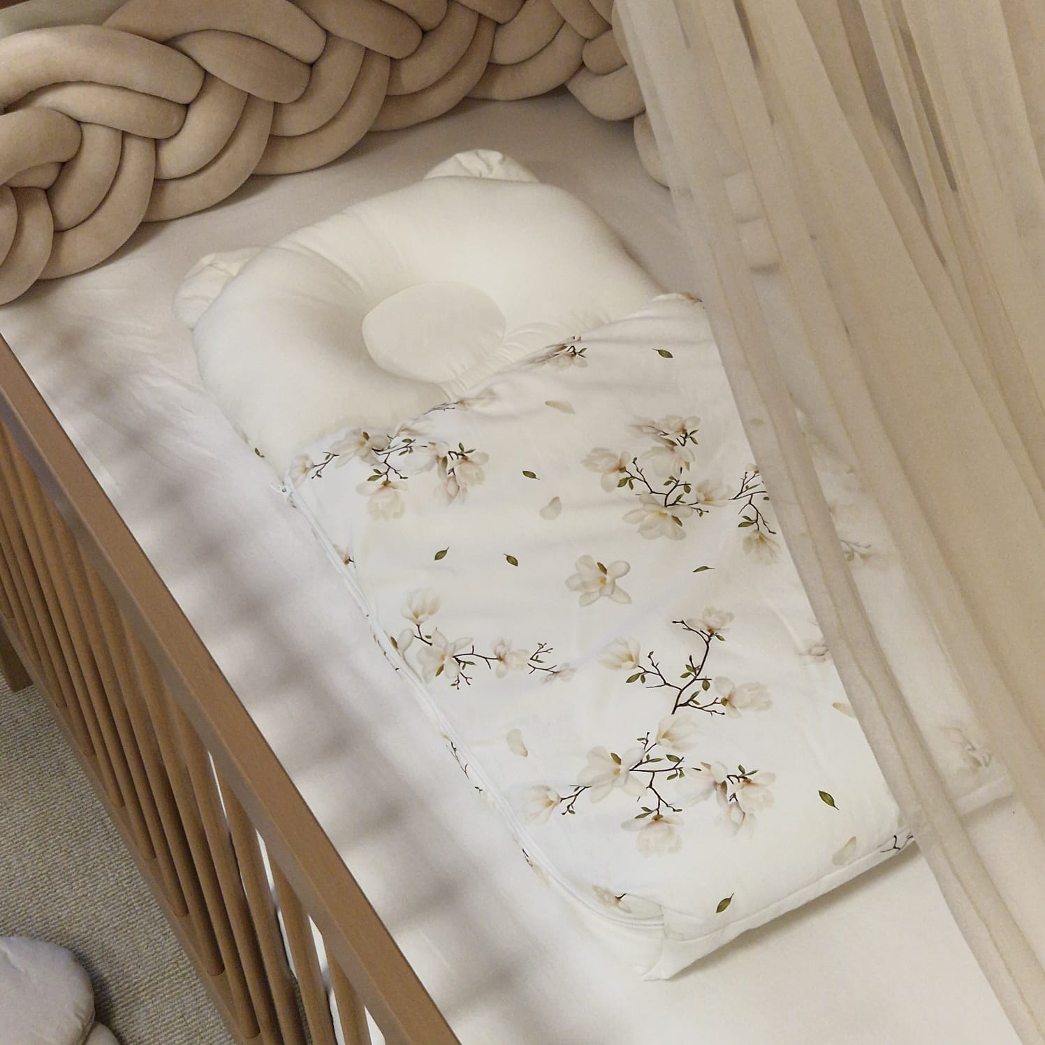 Babyschlafsack mit Bärenohren | Premium Baumwolle | Magnolien & Weiß | 75 cm | 2,5 TOG |