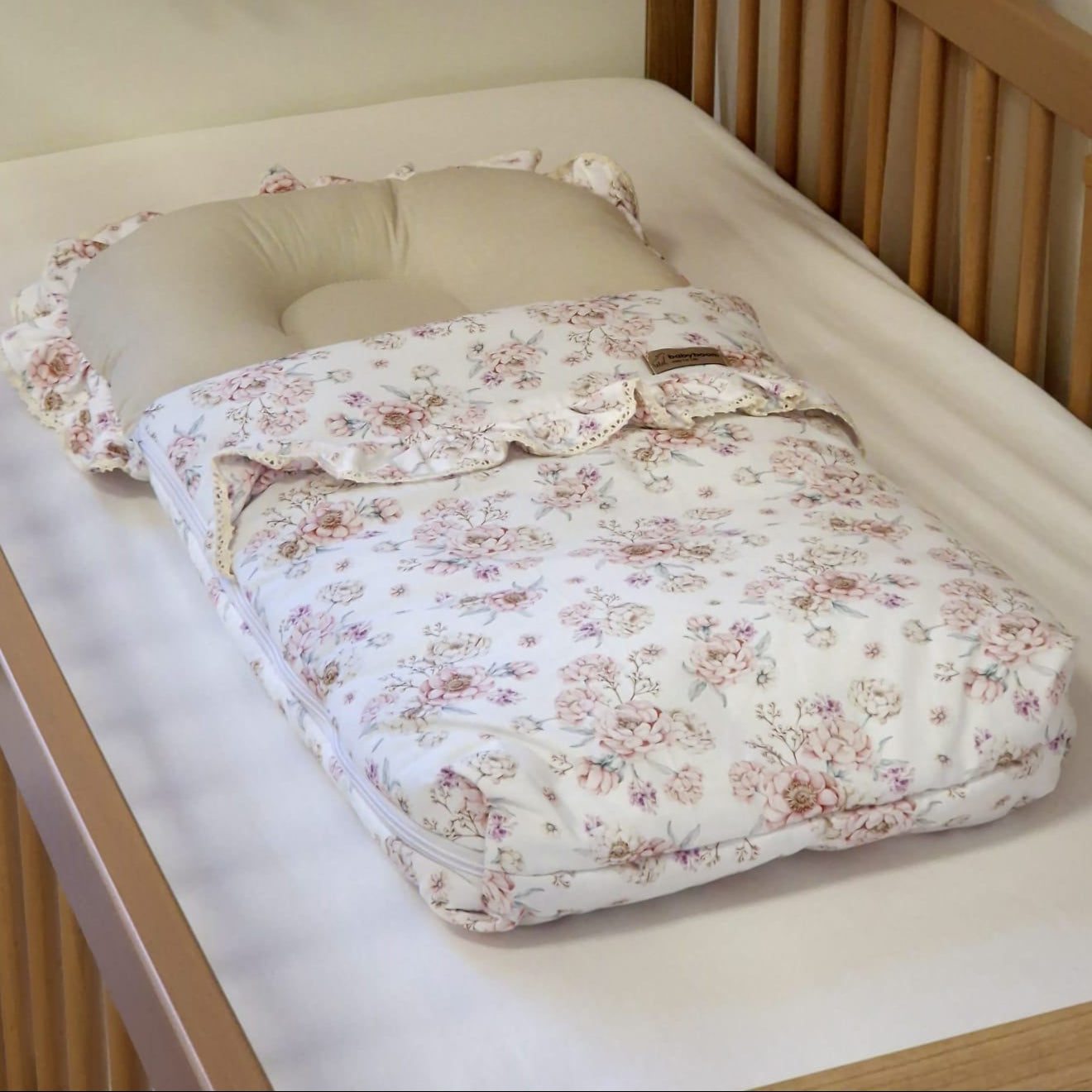 Premium Babyschlafsack BLOSSOMS mit Rüschen & beige Spitze | Baumwolle Natural | 75cm | 2,5 TOG