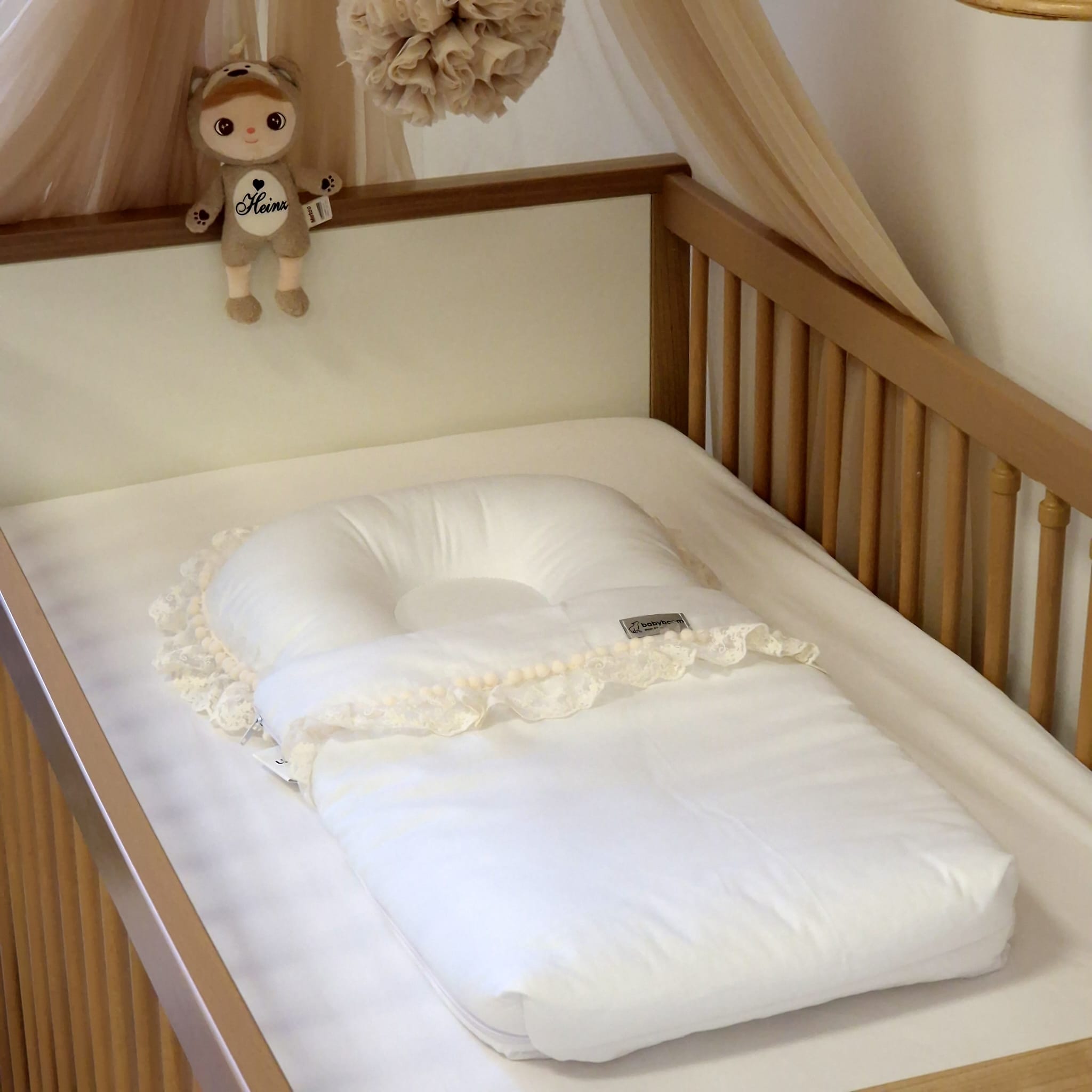 Premium Babyschlafsack "Delicious" mit Spitze & Bommelchen | Baumwolle weiß | 75 cm | 2,5 TOG