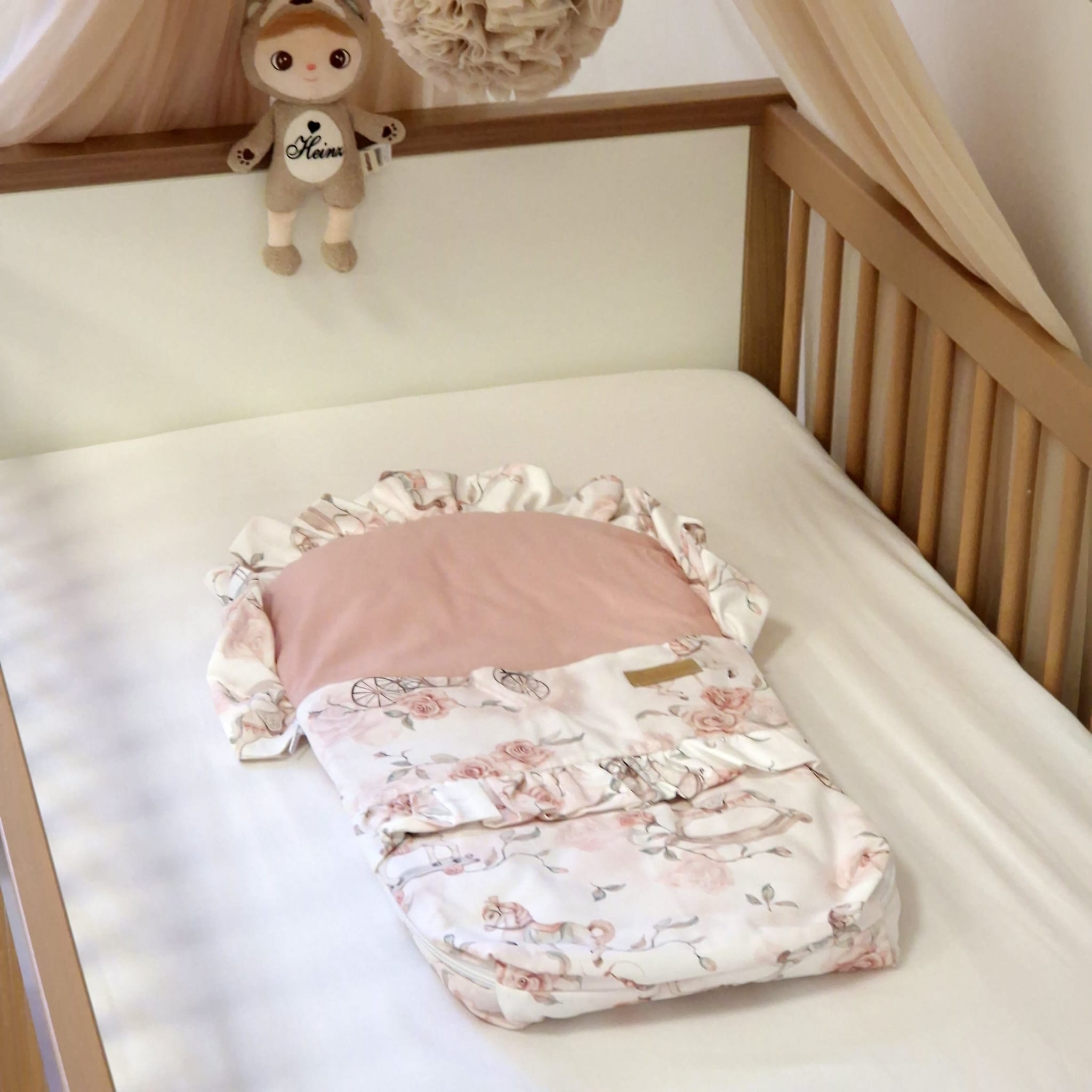 Flacher Babyschlafsack mit Rüschen | Baumwolle Pastellrosa mit Prinzessin Traum | 60 cm | 0,5 TOG