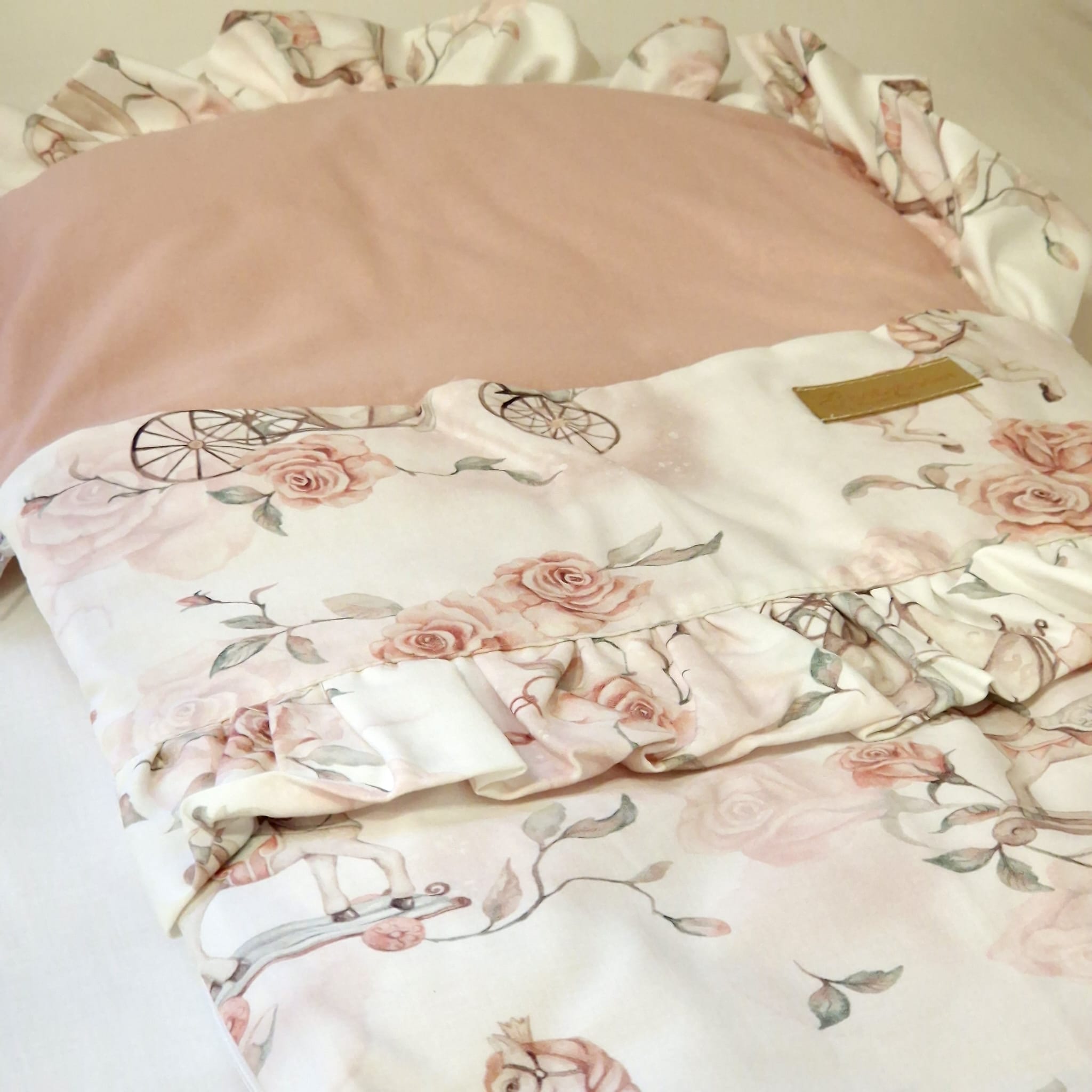 Flacher Babyschlafsack mit Rüschen | Baumwolle Pastellrosa mit Prinzessin Traum | 60 cm | 0,5 TOG