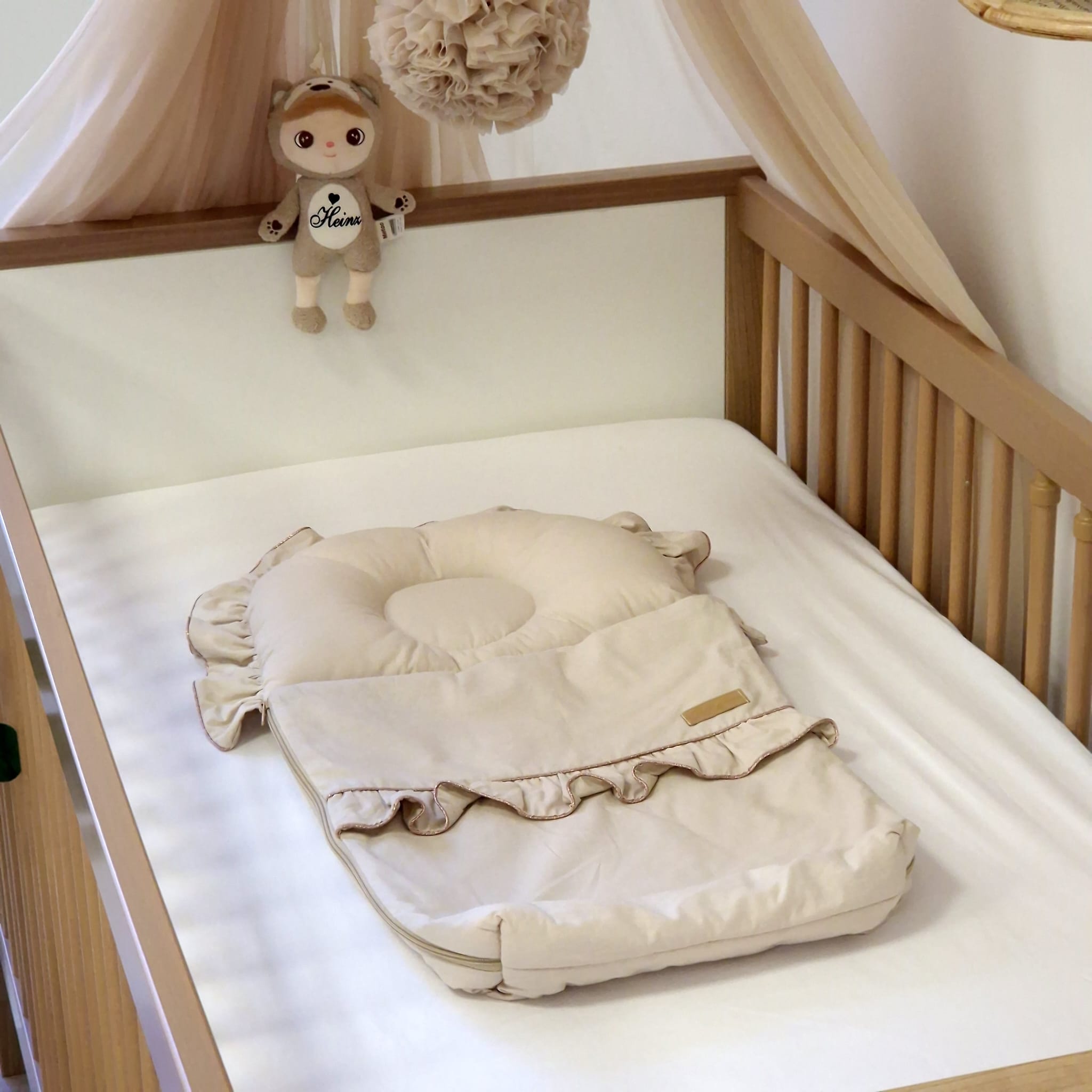 Premium Babyschlafsack SHINY mit Rüschen | Baumwolle Natural | 67 cm | 0,5 TOG