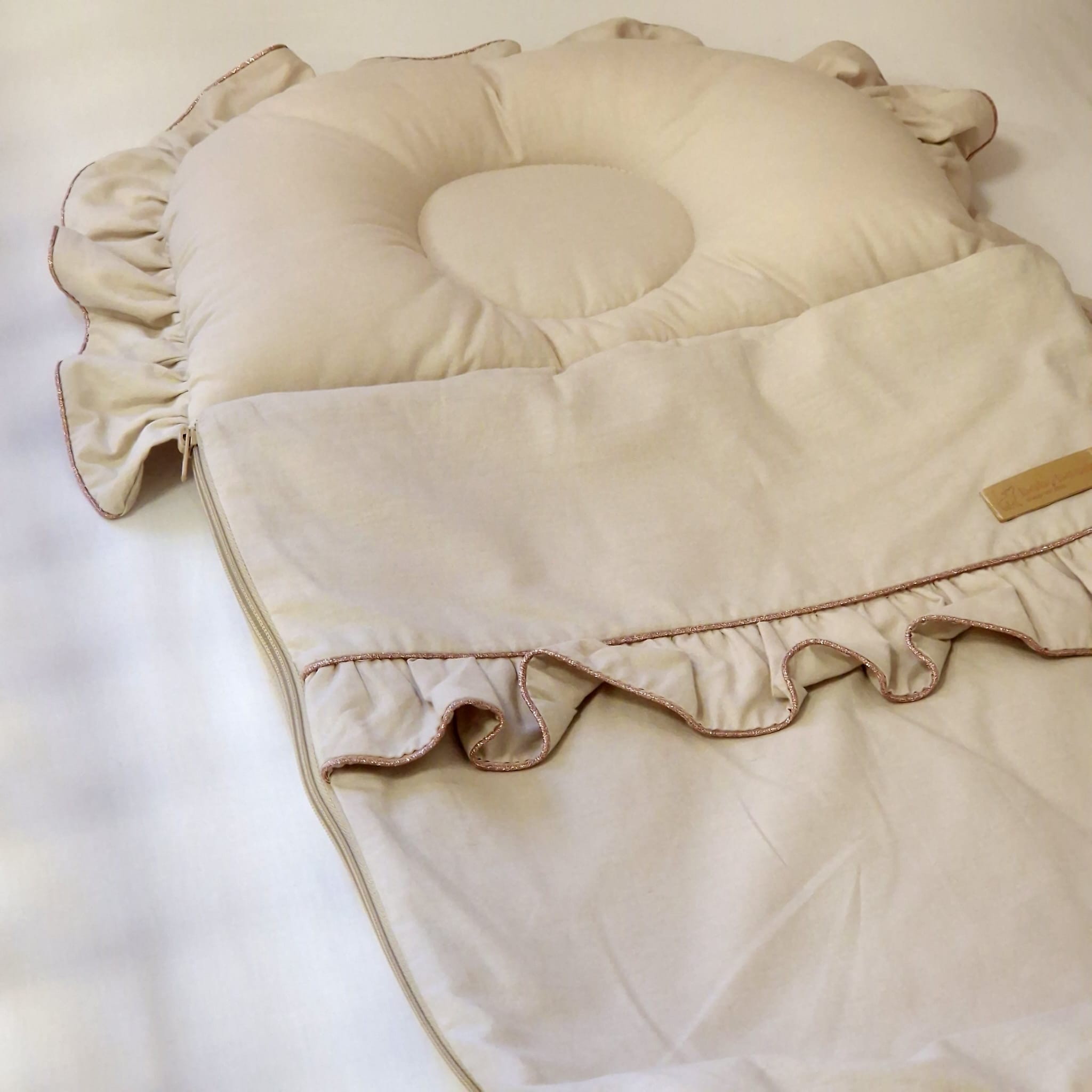 Premium Babyschlafsack SHINY mit Rüschen | Baumwolle Natural | 67 cm | 0,5 TOG