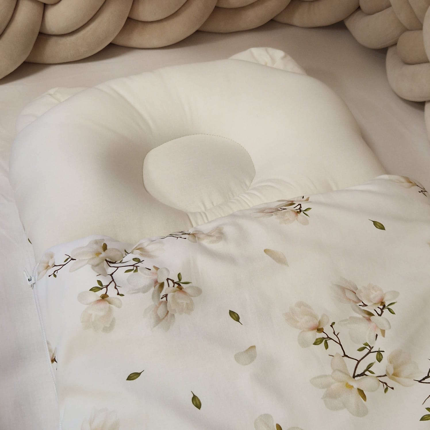 Babyschlafsack mit Bärenohren | Premium Baumwolle | Magnolien & Weiß | 75 cm | 2,5 TOG |