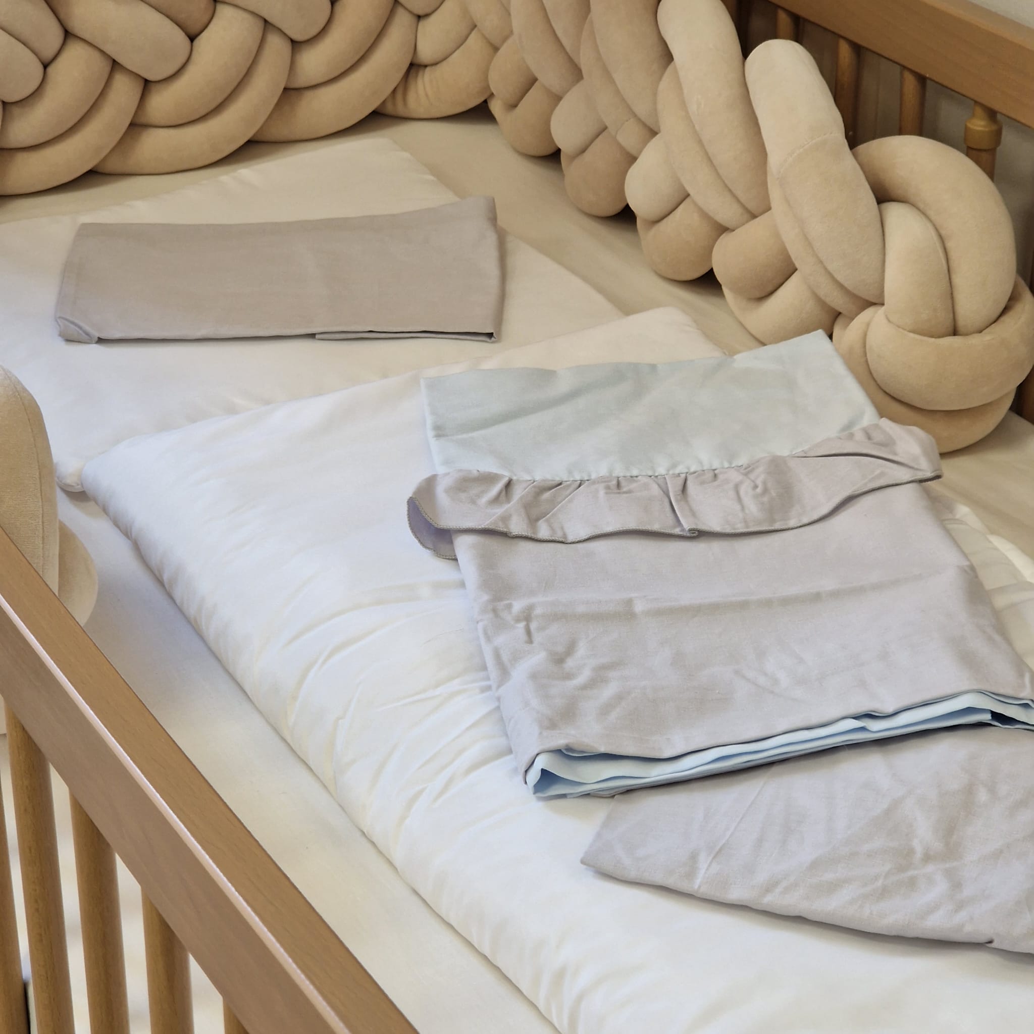 Set - Kopfkissen + Decke mit Bettwäsche mit Rüschen Cut Out | Baumwolle | Hellgrau & Hellblau | 80 x 70/35 x 40 cm