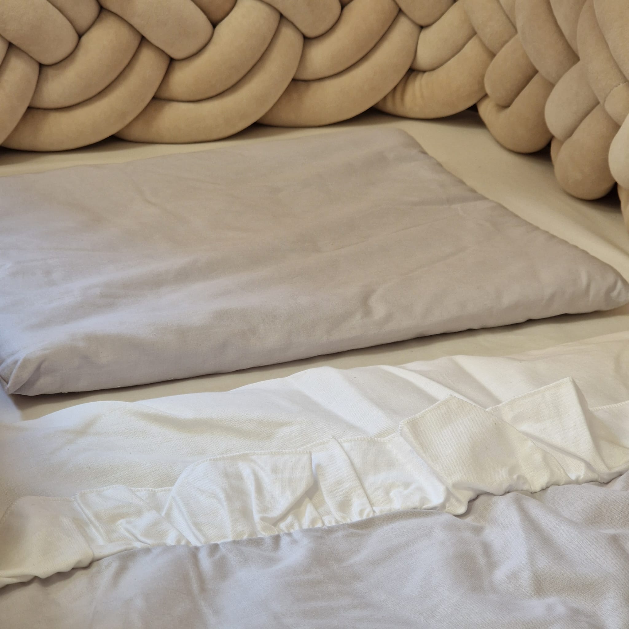 Set - Kopfkissen + Decke mit Bettwäsche mit Rüschen Cut Out | Baumwolle | Hellgrau & Weiß | 80 x 70/35 x 40 cm