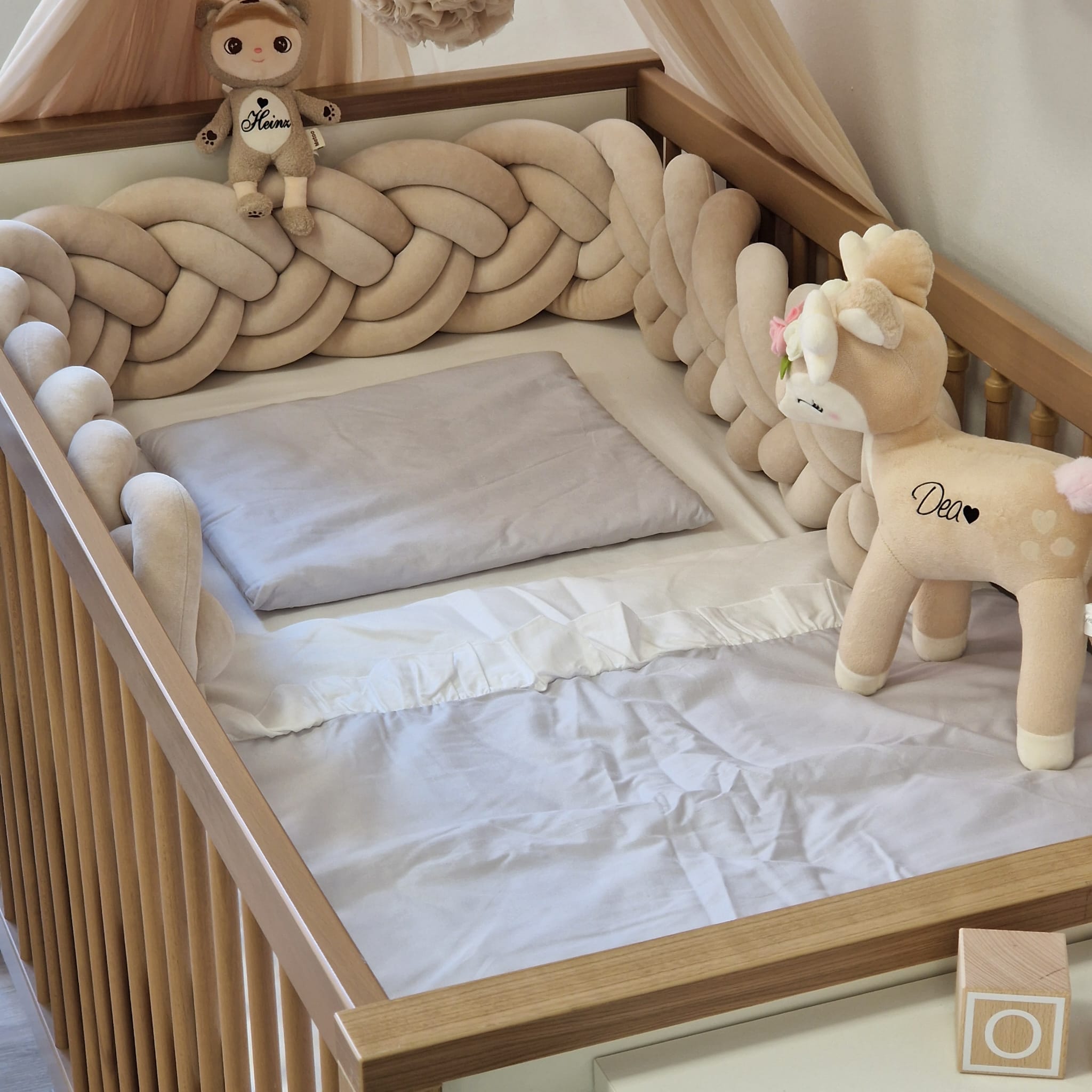 Set - Kopfkissen + Decke mit Bettwäsche mit Rüschen Cut Out | Baumwolle | Hellgrau & Weiß | 80 x 70/35 x 40 cm