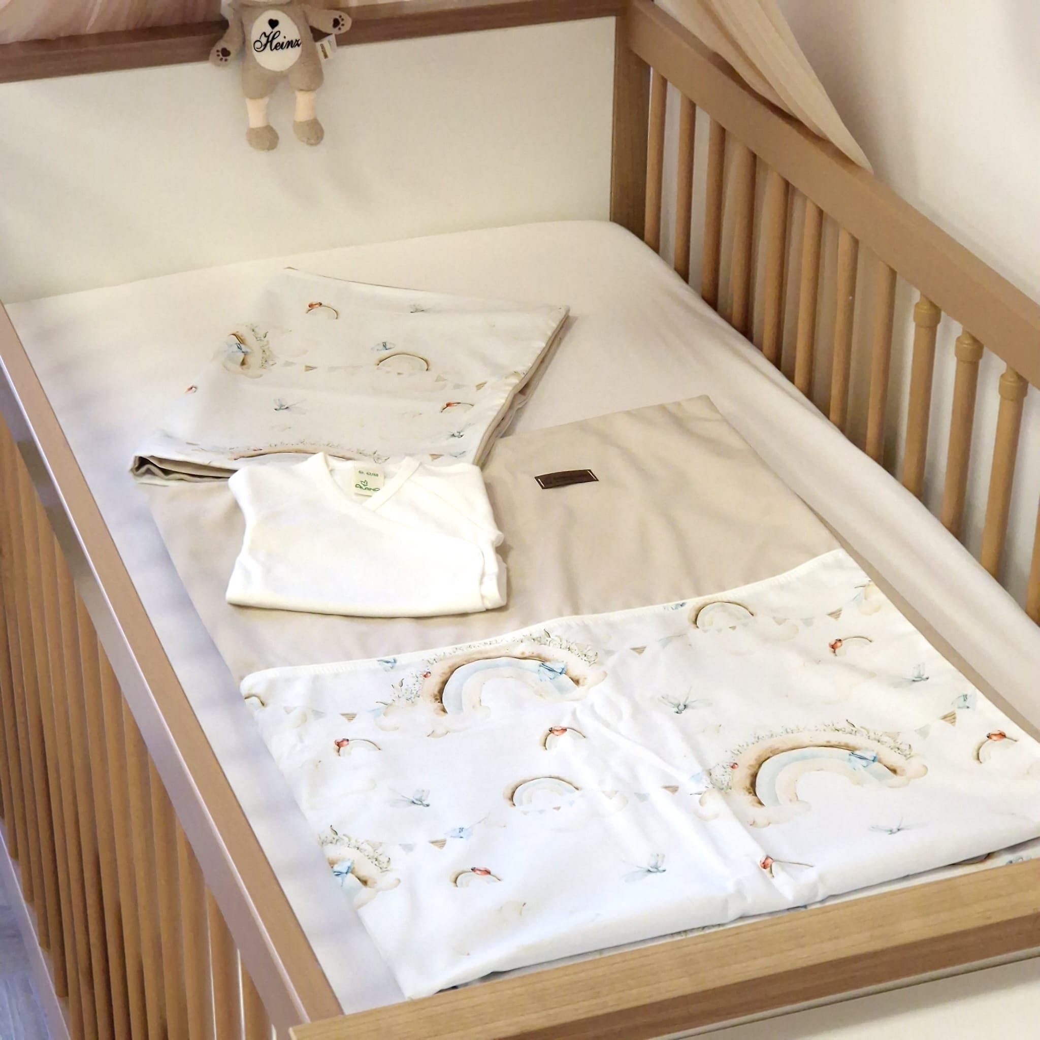 Bettwäsche „cutout“ ohne Rüschen | Wolken & Regenbogen mit Samt Natural | 100 x 135/60 x 40 cm