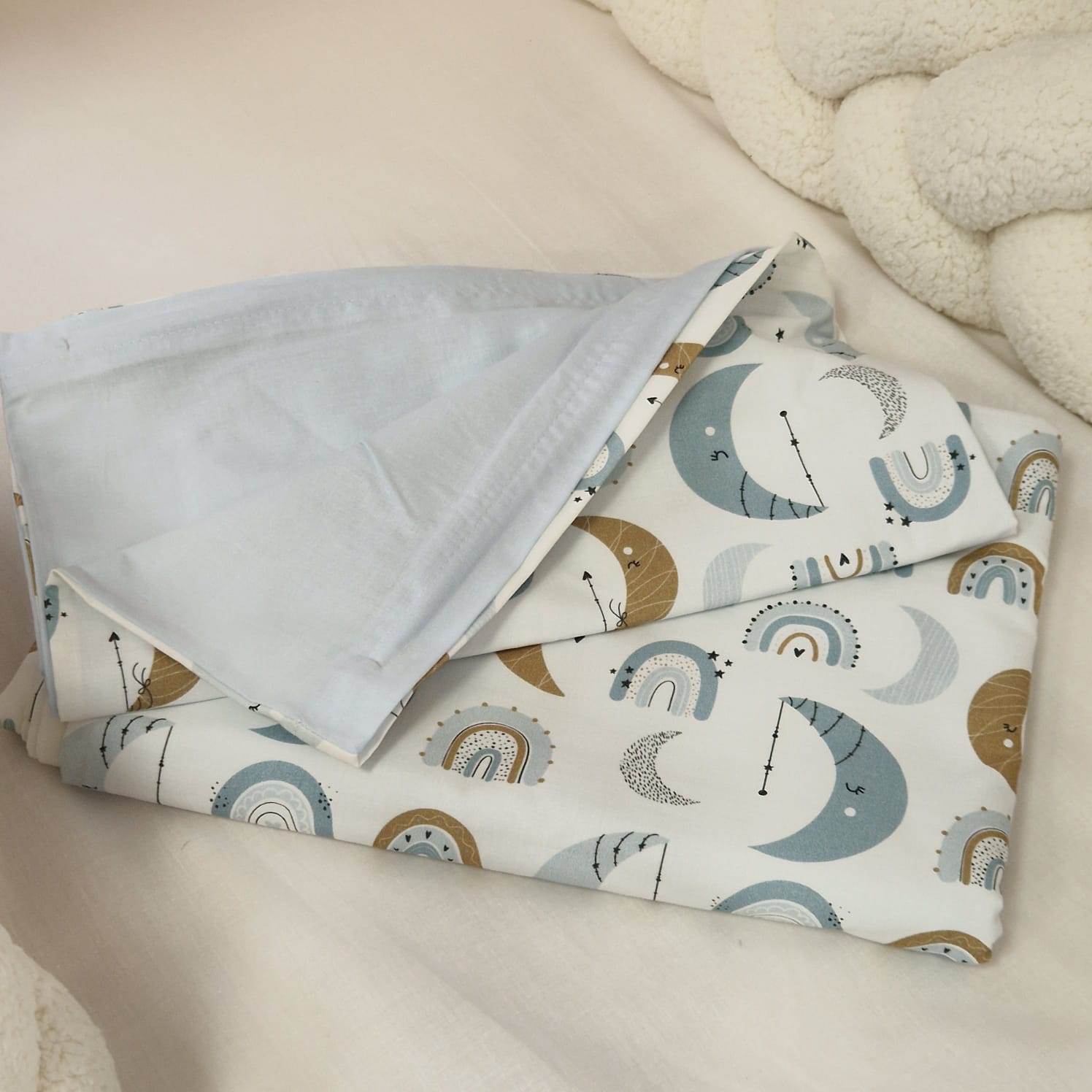 Bettwäsche ohne Rüschen | Premium Baumwolle | Hellblau & Mond mit Regenbogen | 135 x 200/80 x 80 cm