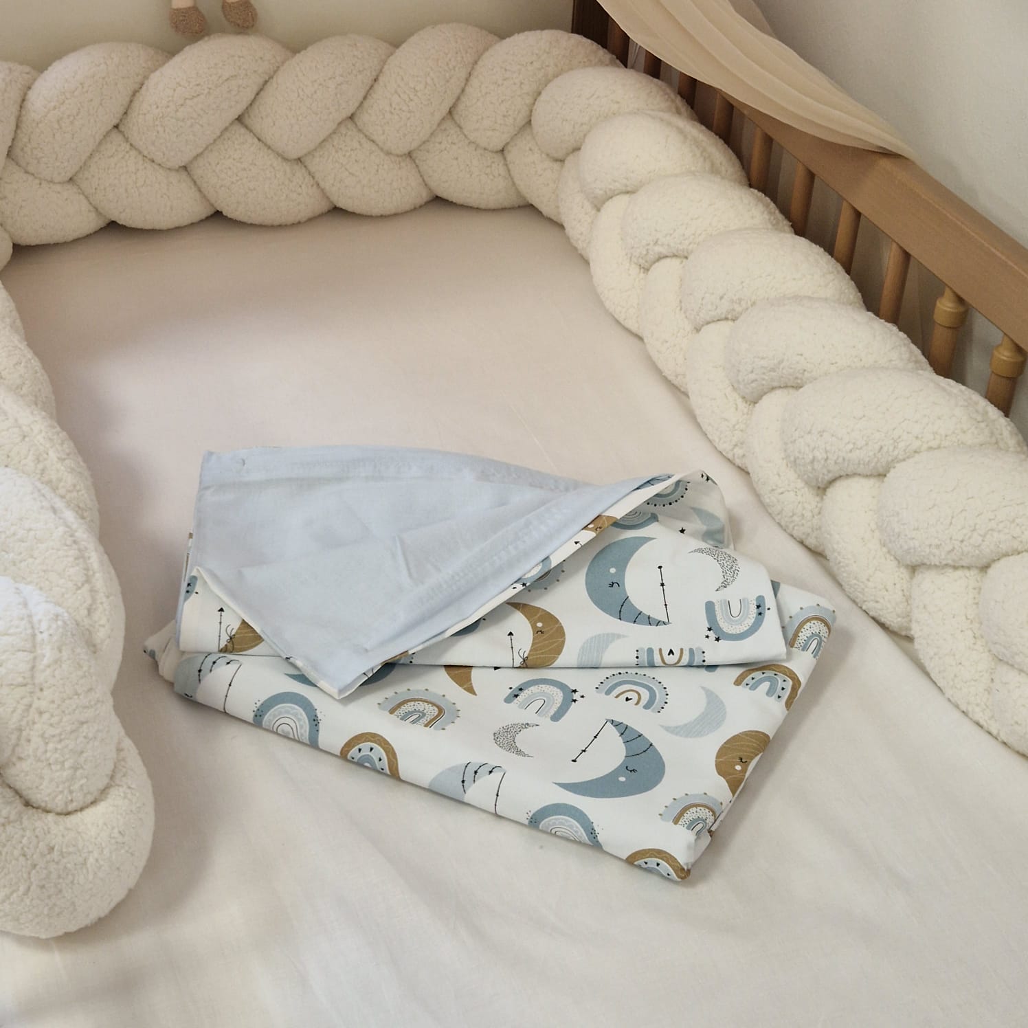 Bettwäsche ohne Rüschen | Premium Baumwolle | Hellblau & Mond mit Regenbogen | 135 x 200/80 x 80 cm