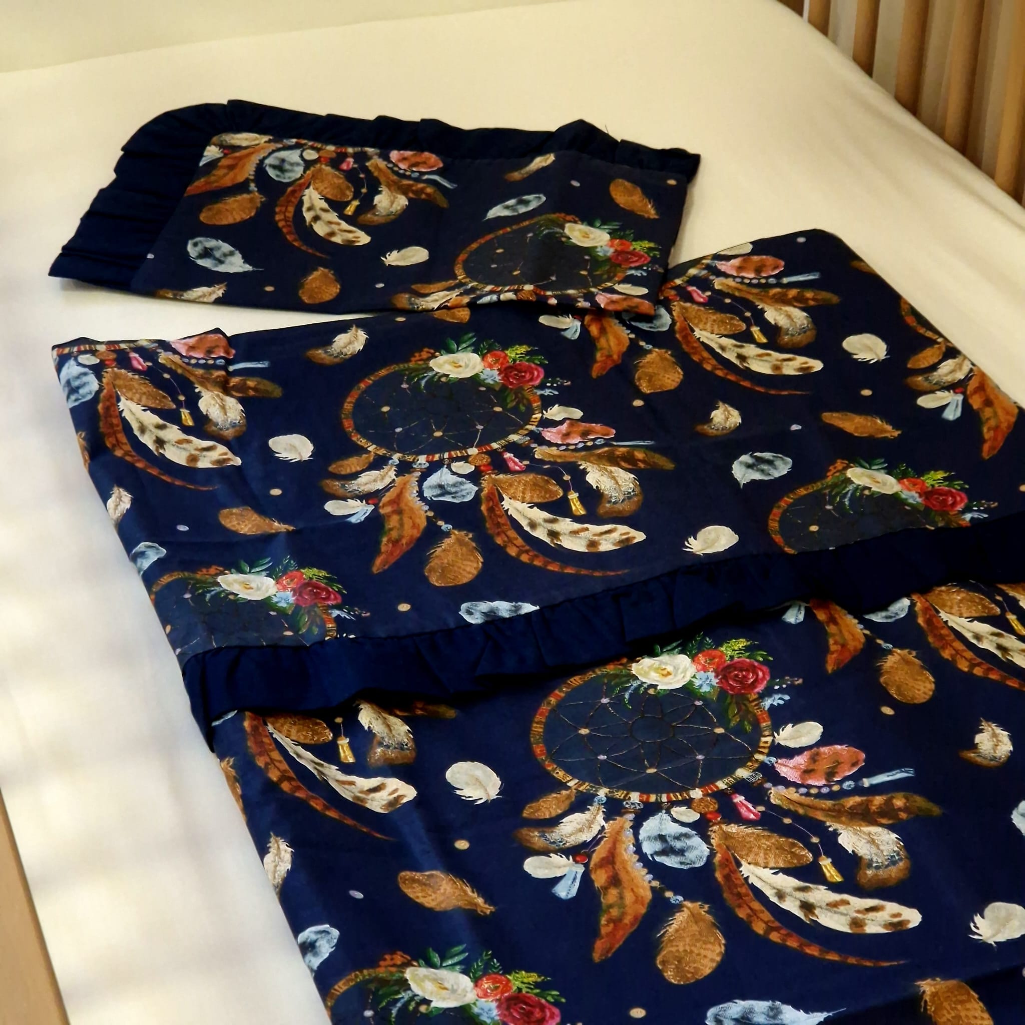 Bettwäsche mit Rüschen | Premium Baumwolle | Traumfänger & Marineblau | 100 x 135/60 x 40 cm