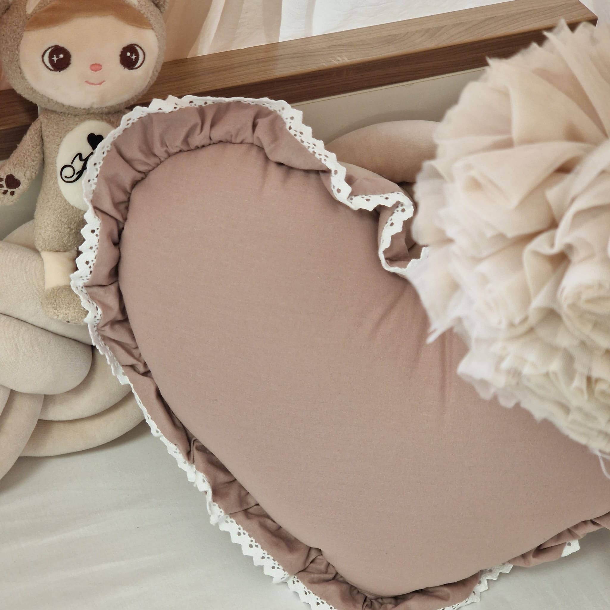 Herzkissen Romantic mit Rüschen & weißer Spitze | Baumwolle | Altrosa