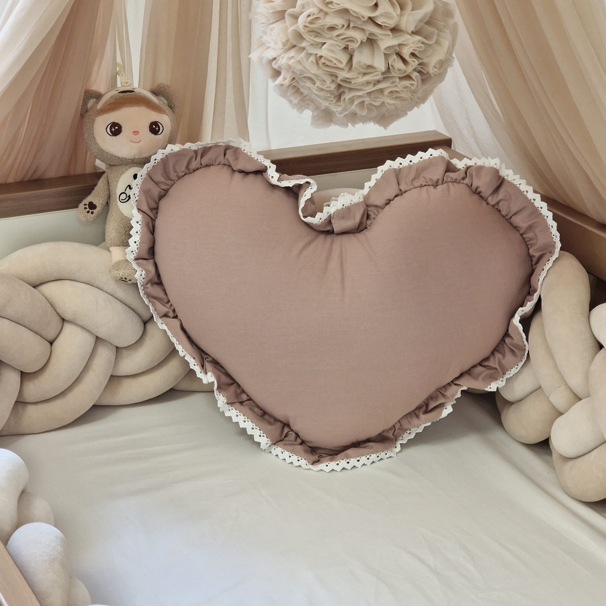 Herzkissen Romantic mit Rüschen & weißer Spitze | Baumwolle | Altrosa