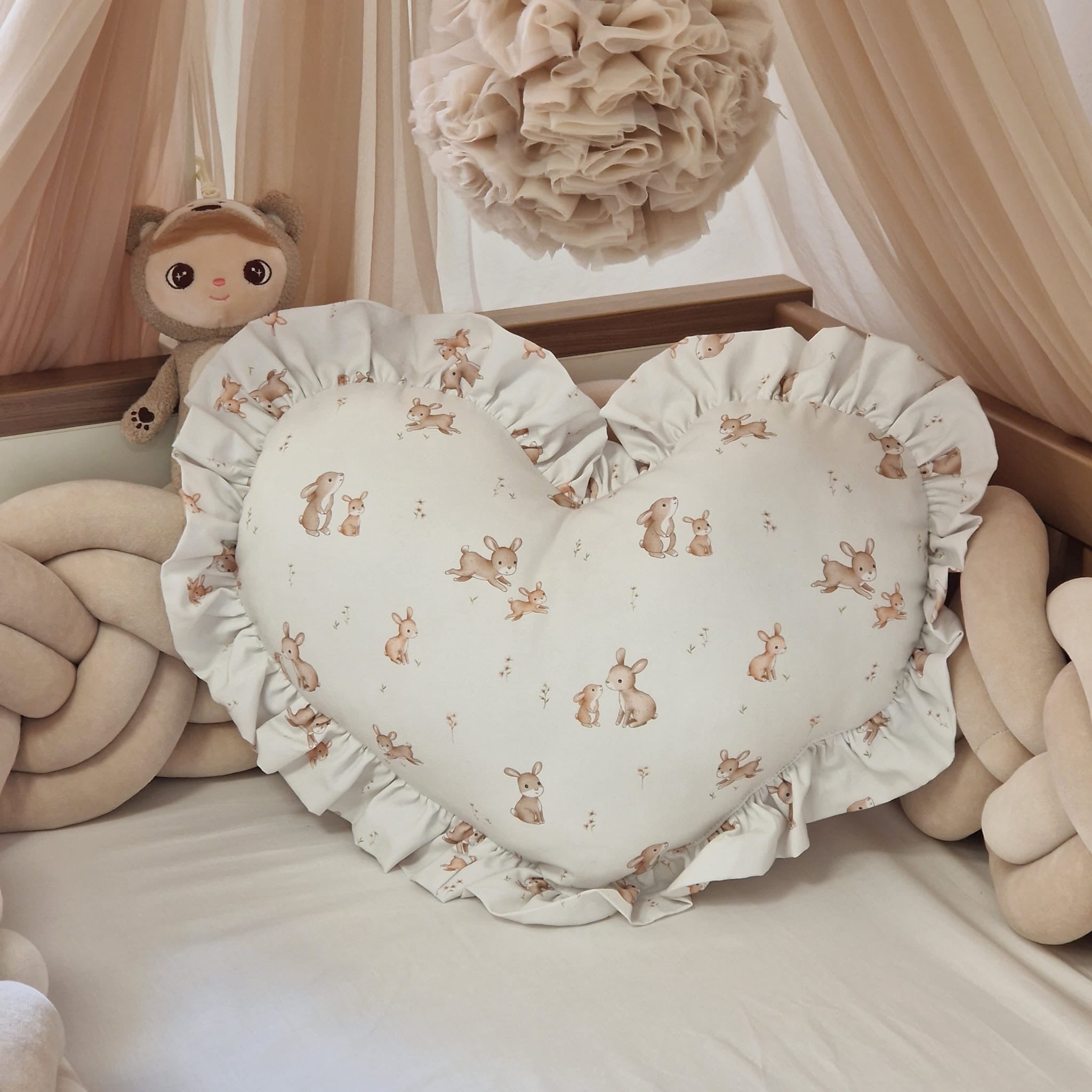 Herzkissen mit Rüschen | Baumwolle | Frühlingshäschen | L