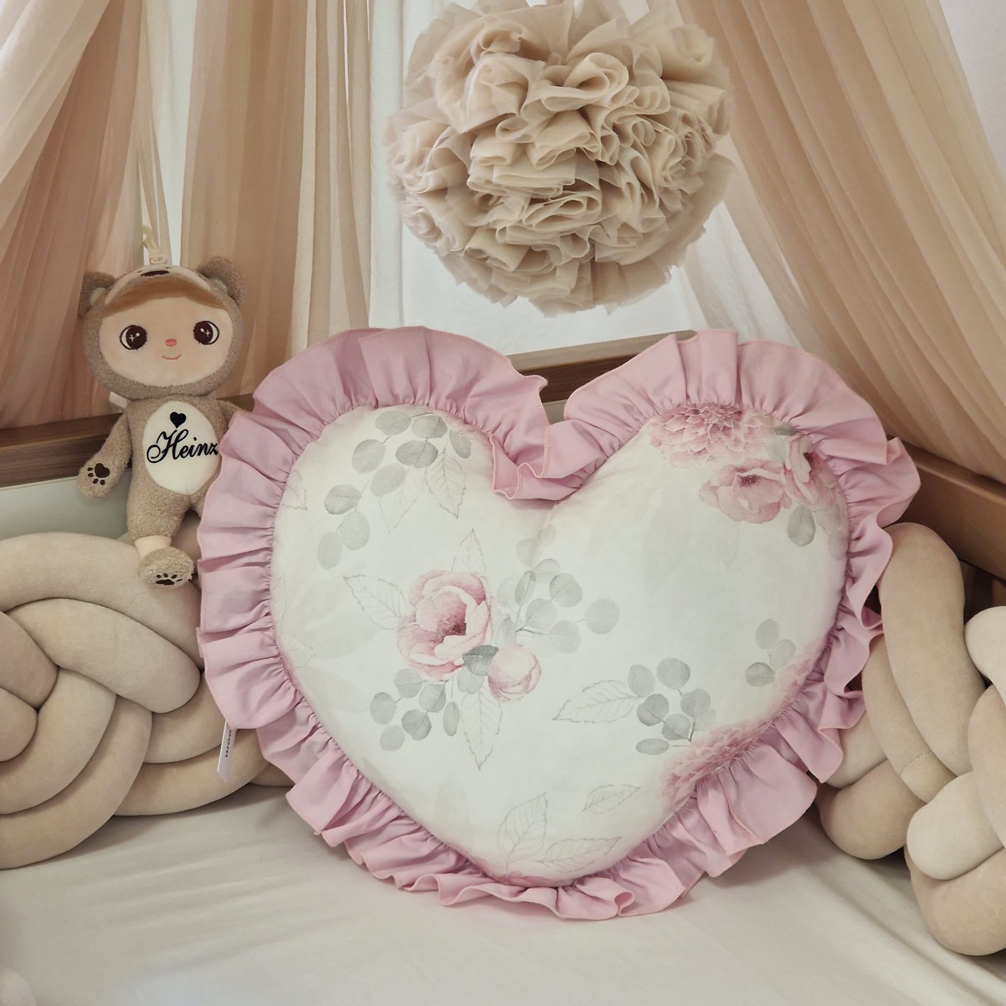 Luxus Herzkissen "Gajka" mit Rüschen | Premium Baumwolle | Dahlien & Hellrosa