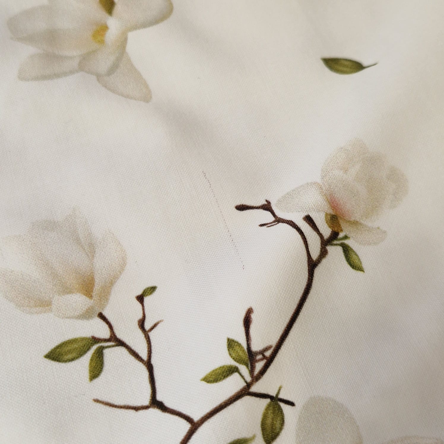 Babyschlafsack mit Bärenohren | Premium Baumwolle | Magnolien & Weiß | 75 cm | 2,5 TOG |