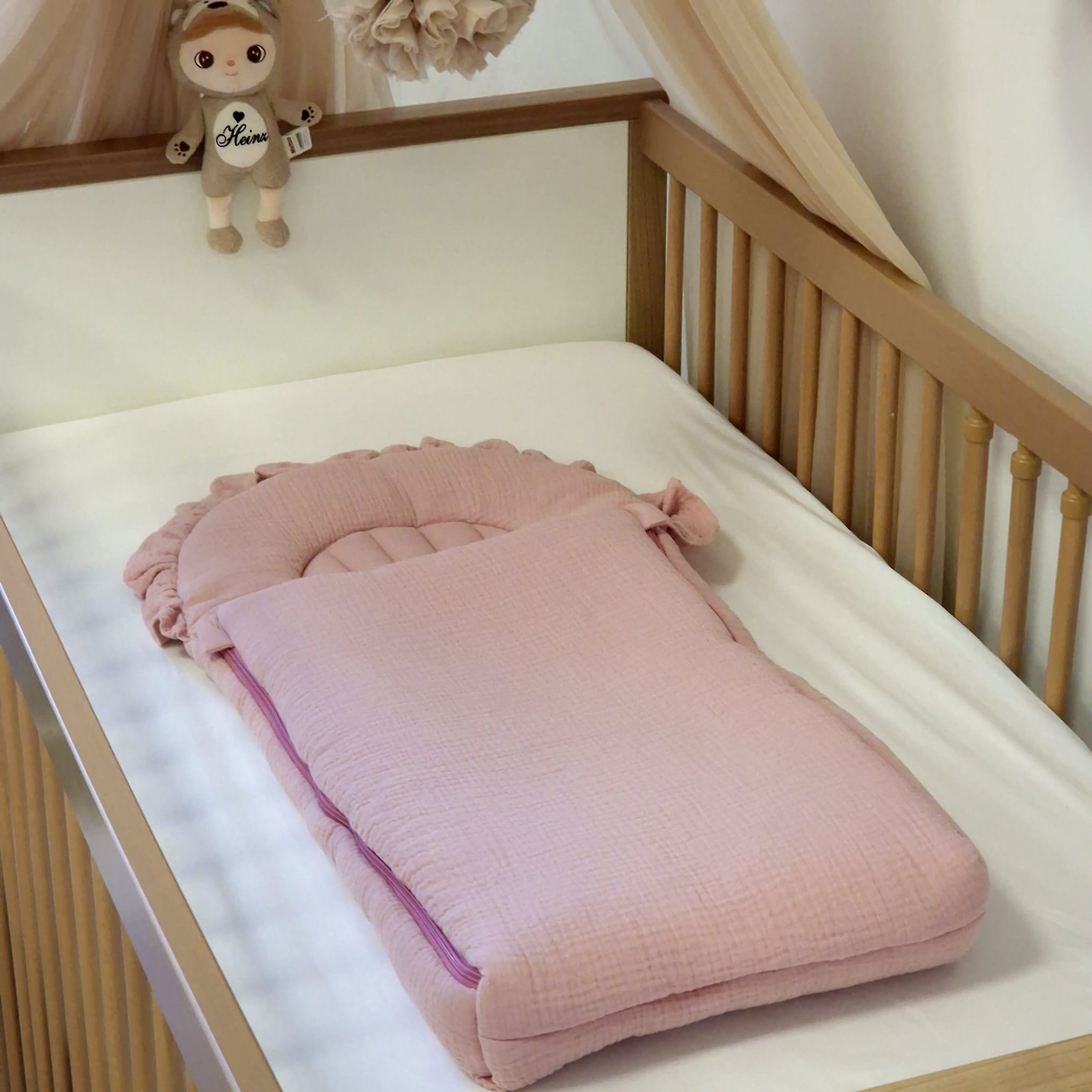 Flacher Babyschlafsack mit Wellenschnitt & Rüschen | Musselin | Altrosa | 85 cm | 2,5 TOG