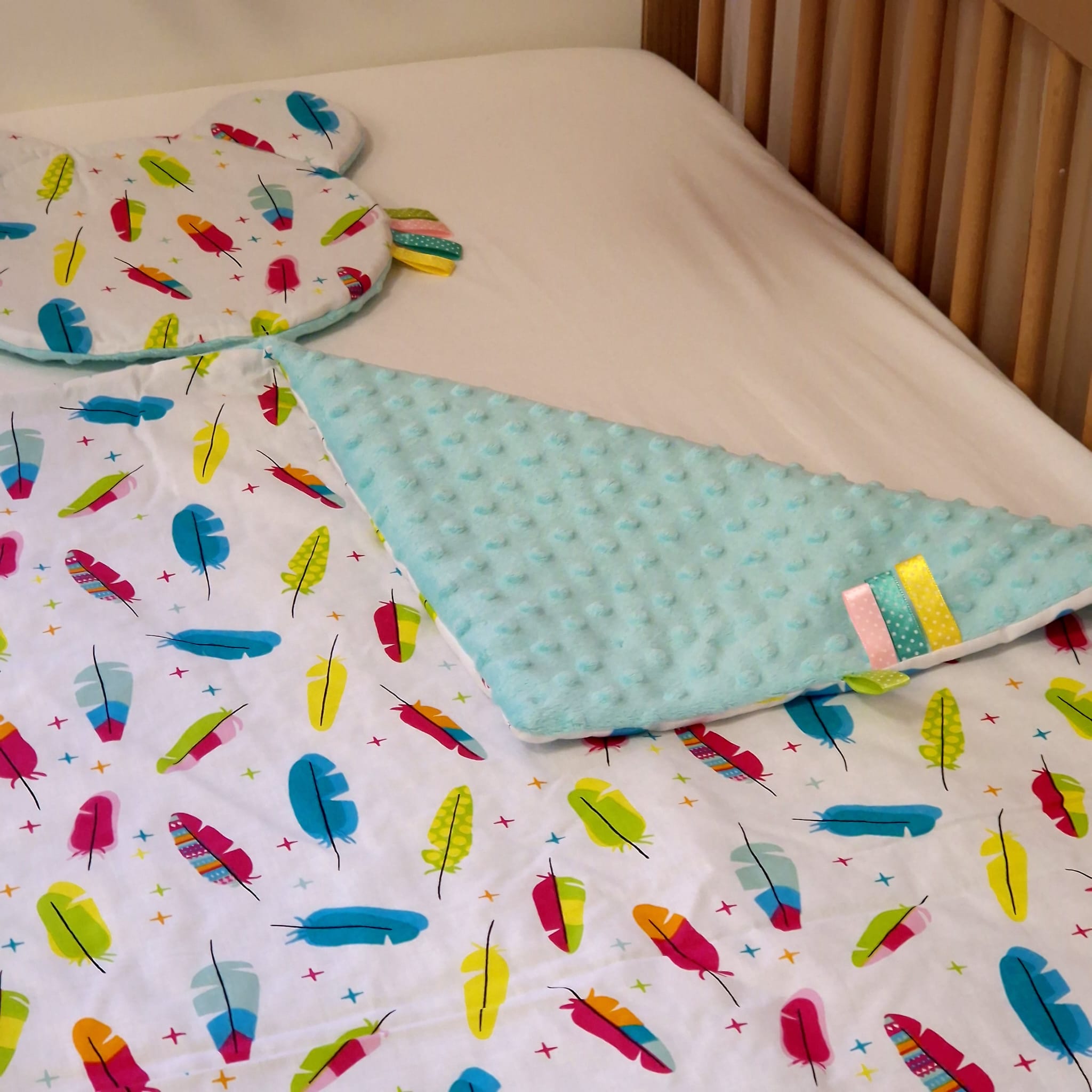 Decke mit Kissen im Set | Minky Mint mit Baumwolle Bunte Federn