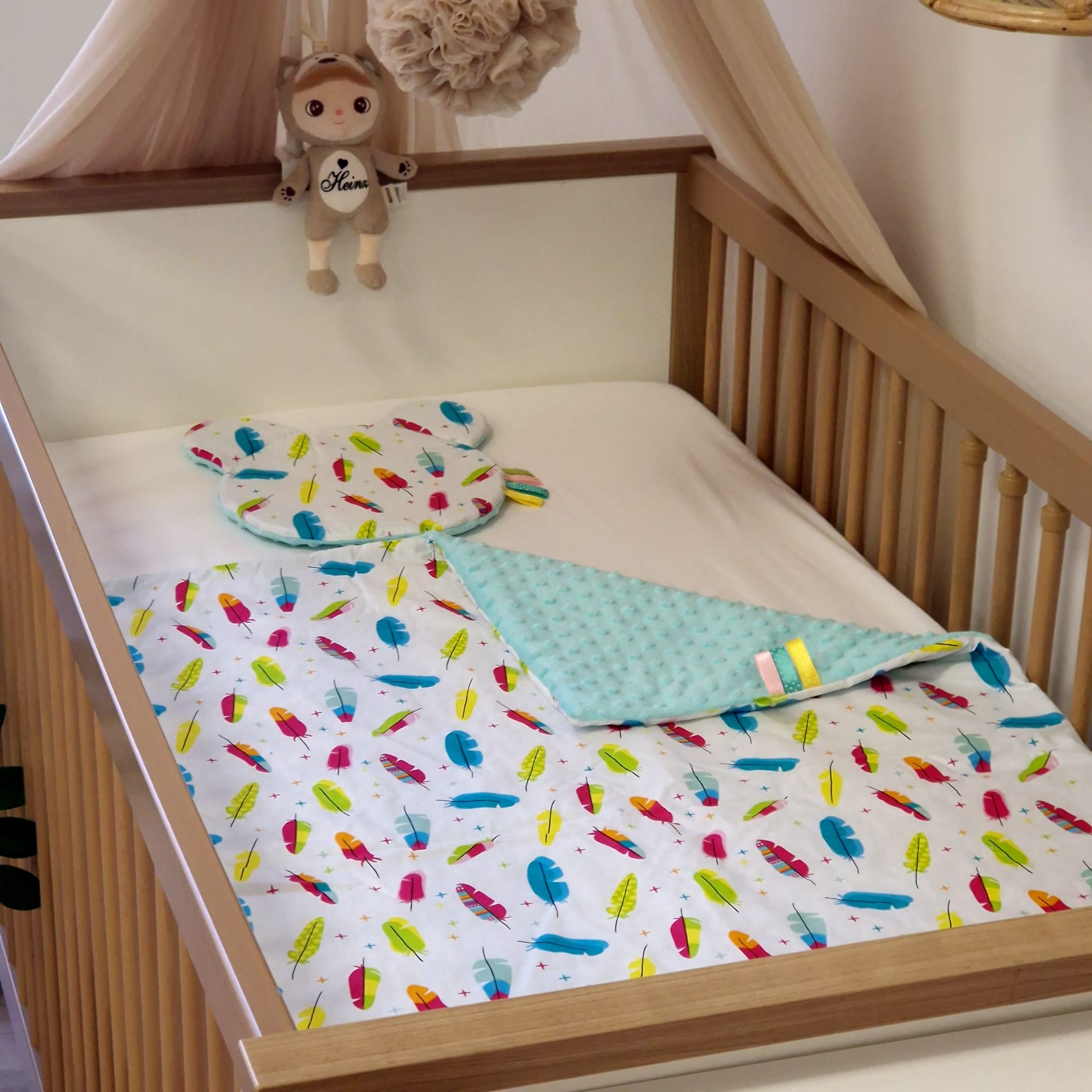 Decke mit Kissen im Set | Minky Mint mit Baumwolle Bunte Federn