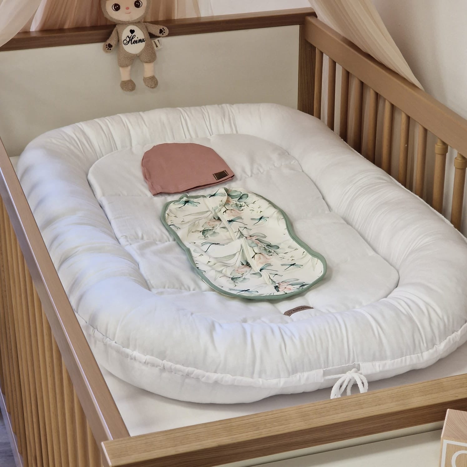 Pucksack für Neugeborene & Frühchen | Premium Jersey-Stoff inkl. eine Baby-Mütze | Eukalyptus & Salbeigrün mit Puderrosa Mütze