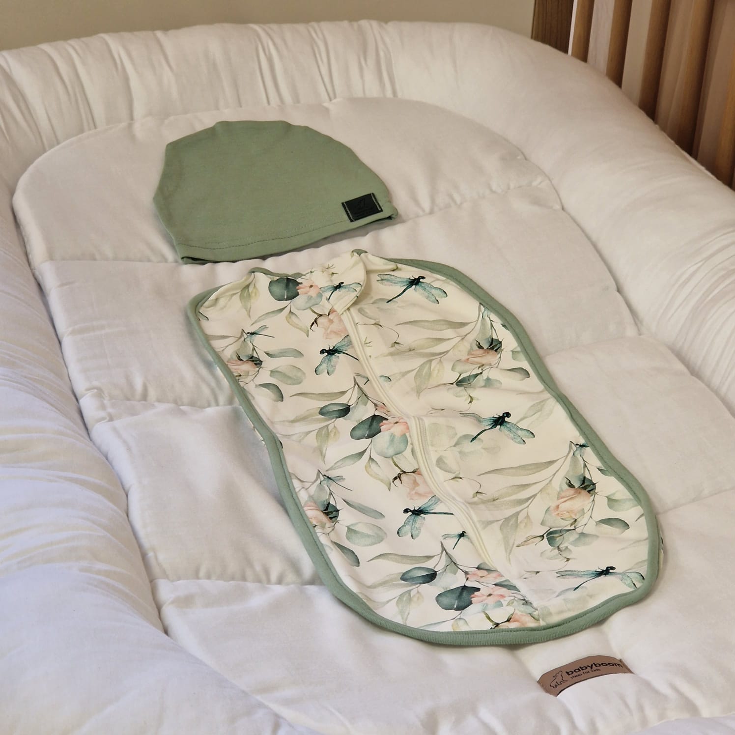 Pucksack für Neugeborene & Frühchen | Premium Jersey-Stoff inkl. eine Baby-Mütze | Eukalyptus & Salbeigrün