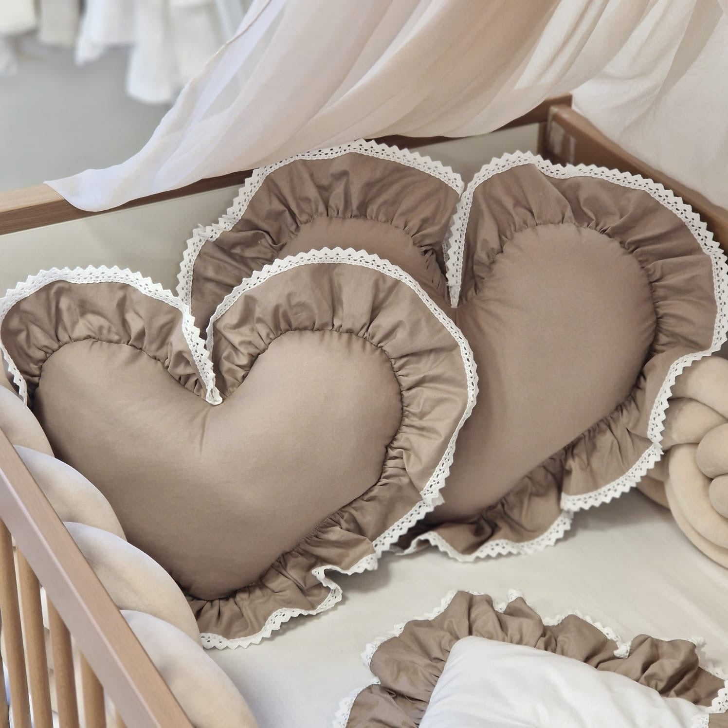 Herzkissen Romantic mit Rüschen & weißer Spitze | Baumwolle