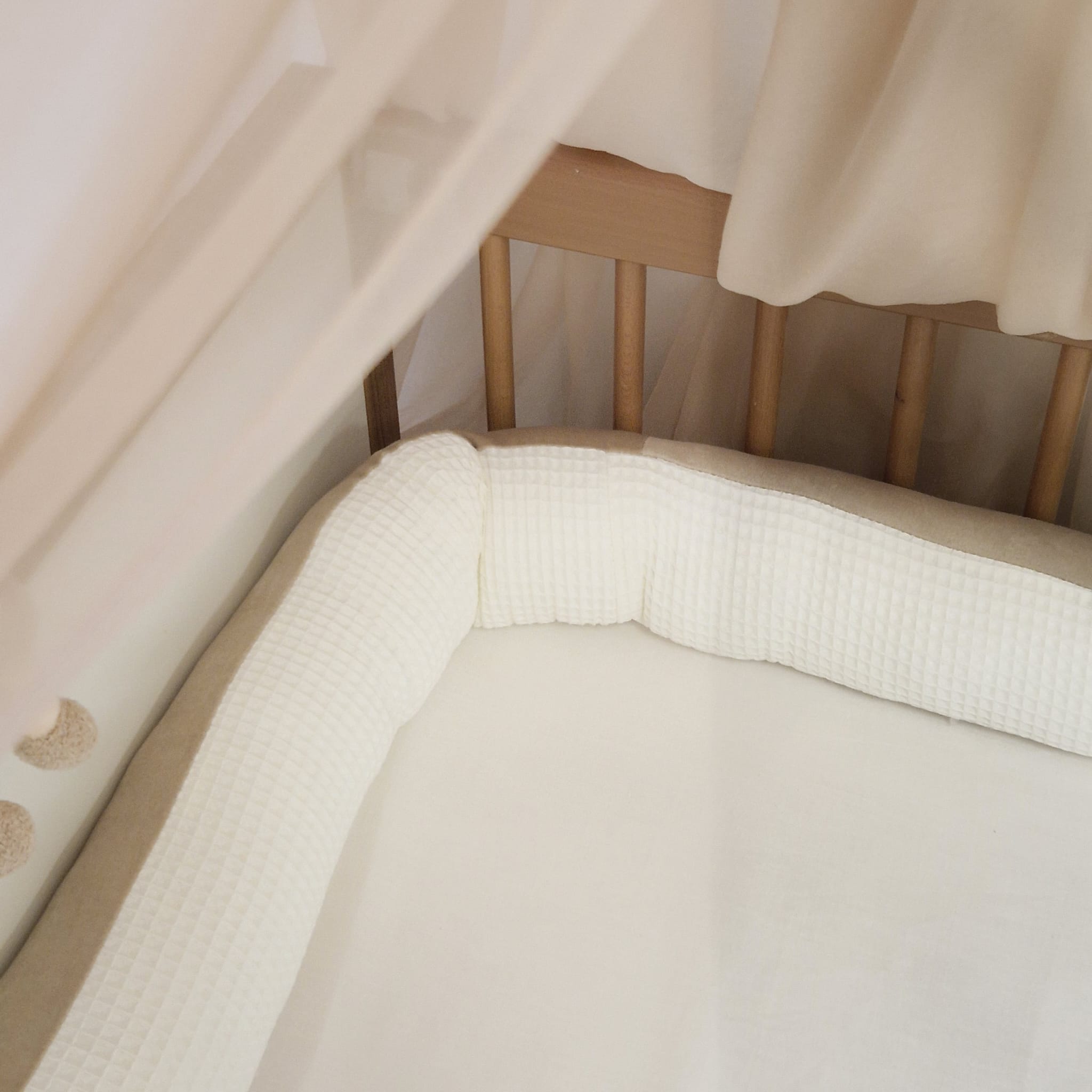 Wickeltischumrandung | Bettumrandung ROYAL | Waffelpique & Velours | Ecru & Beige