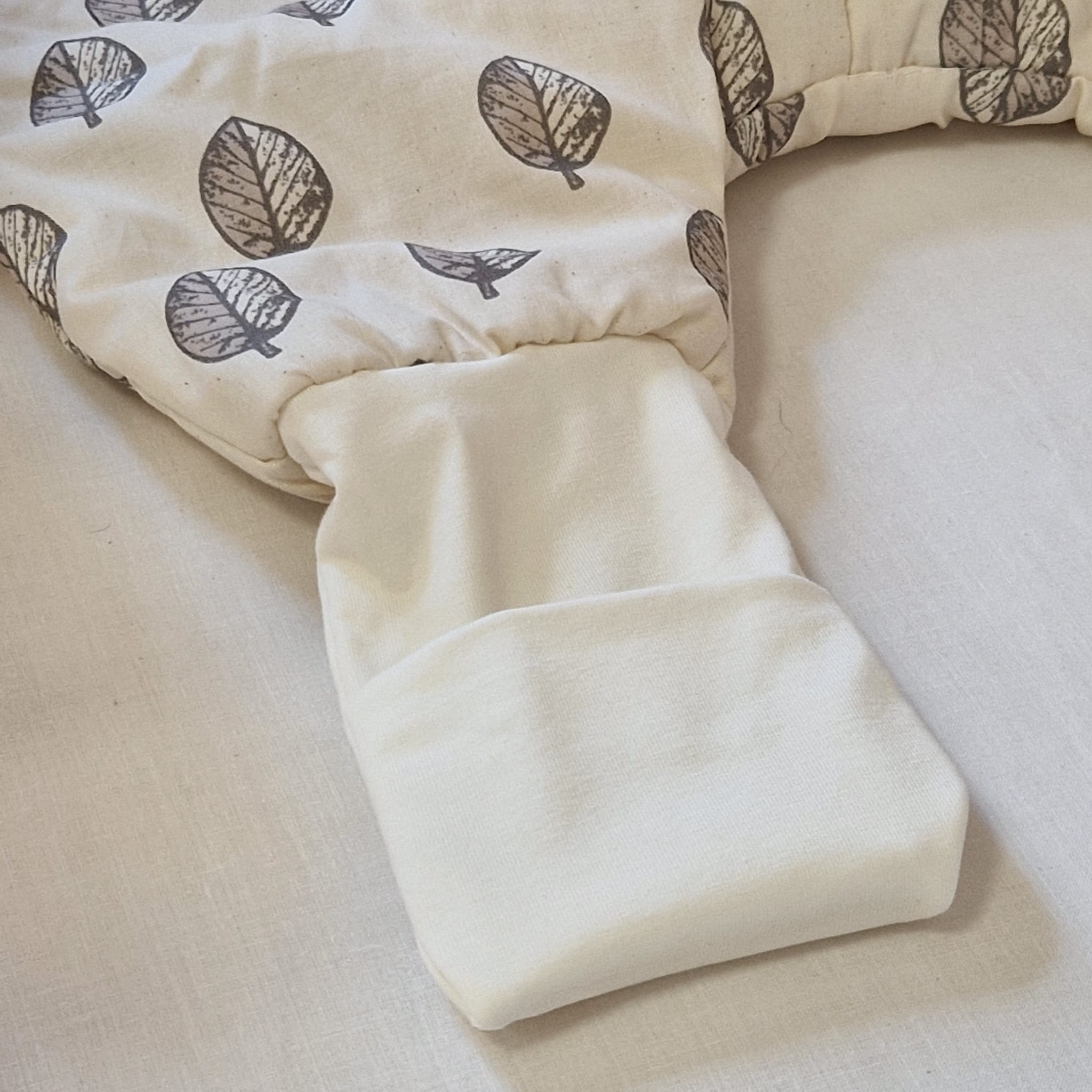 Drehbarer Ganzjahres-Schlafsack | Schlummersack mit umklappbaren Füßen | Bio-Baumwolle | Blätter | 80 cm | 1,0 TOG