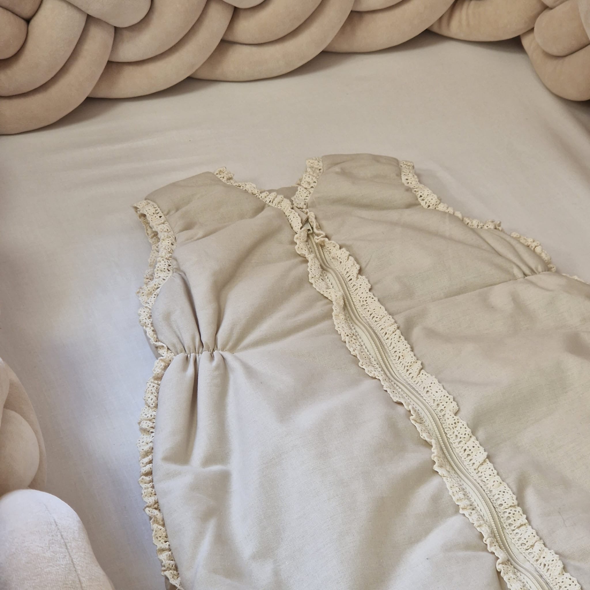 Schlummersack Baumwolle mit gehäkelter Spitze | Natural | 65 cm | 1,0 TOG