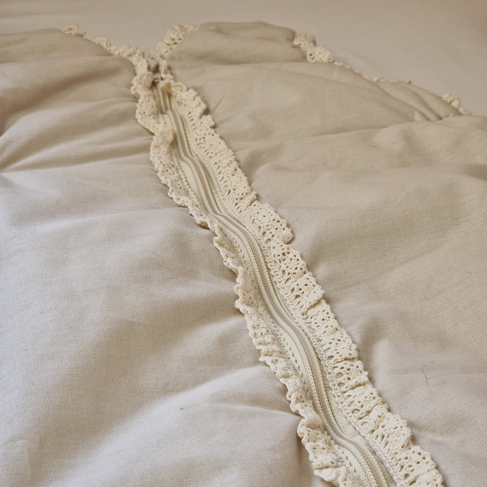 Schlummersack Baumwolle mit gehäkelter Spitze | Natural | 65 cm | 1,0 TOG