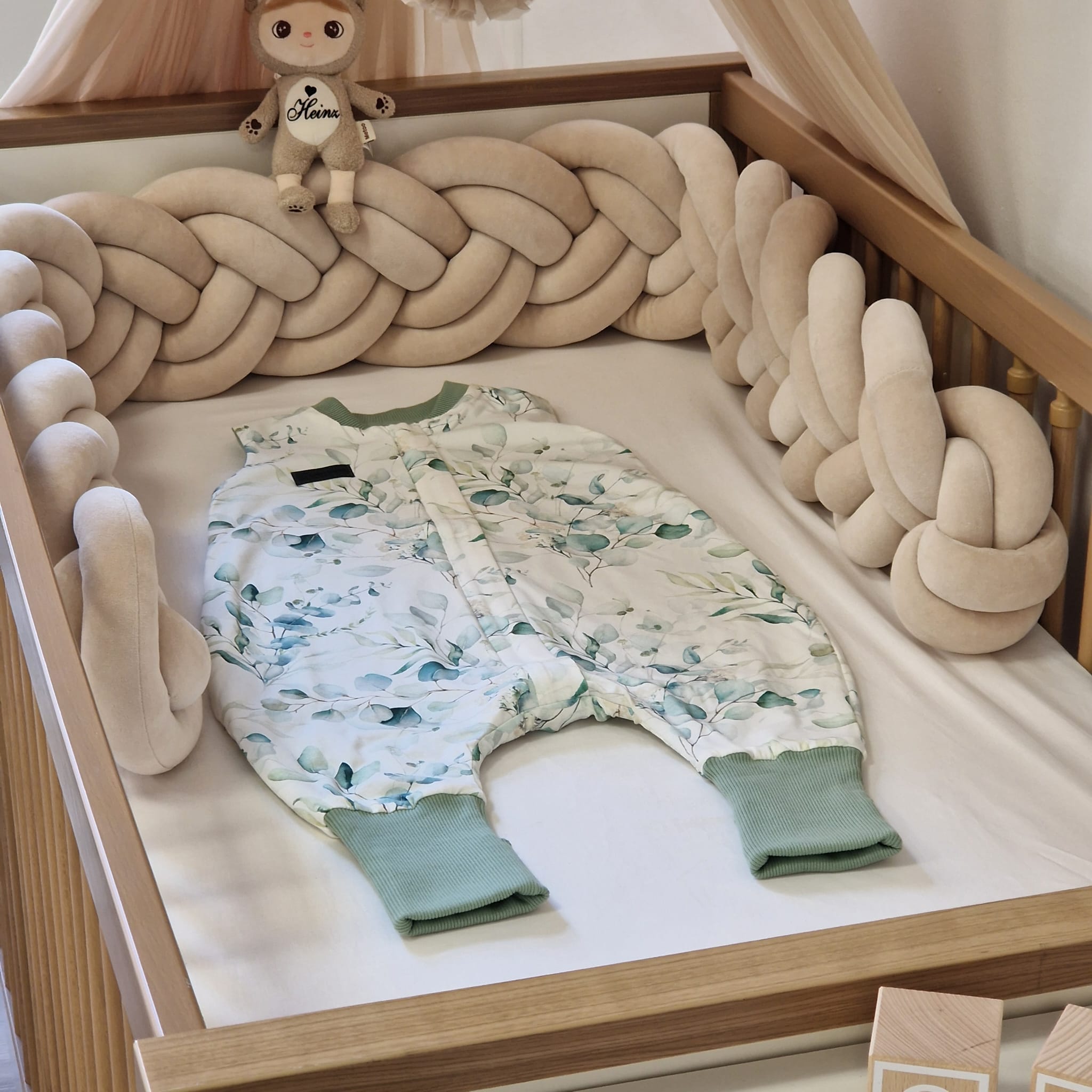 Drehbarer Ganzjahres-Schlafsack | Schlummersack mit Füßen | Eukalyptus & Salbeigrün | 80 cm | 0,5 TOG