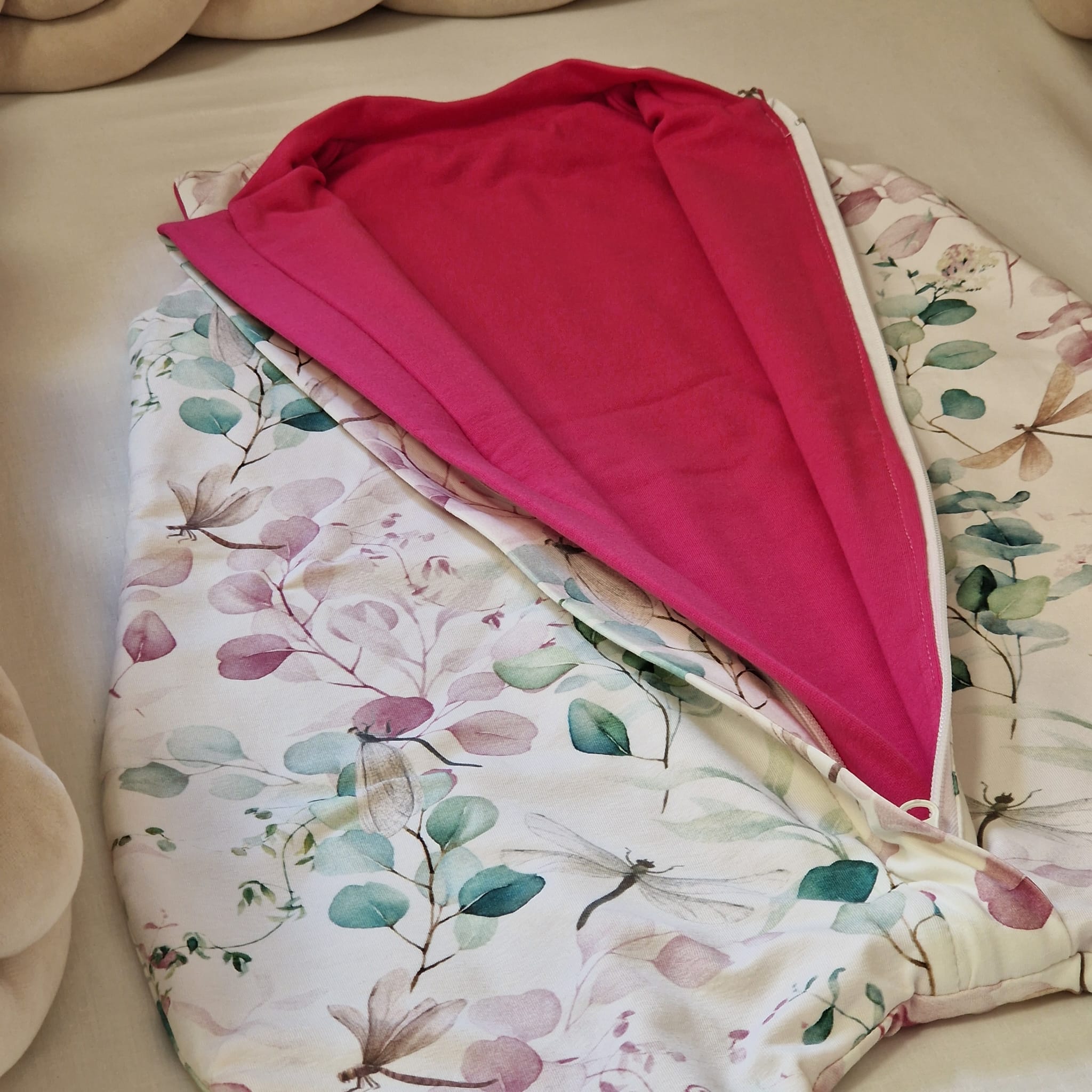 Drehbarer Ganzjahres-Schlafsack | Schlummersack mit Füßen | Libellen & Pink | 80 cm | 0,5 TOG