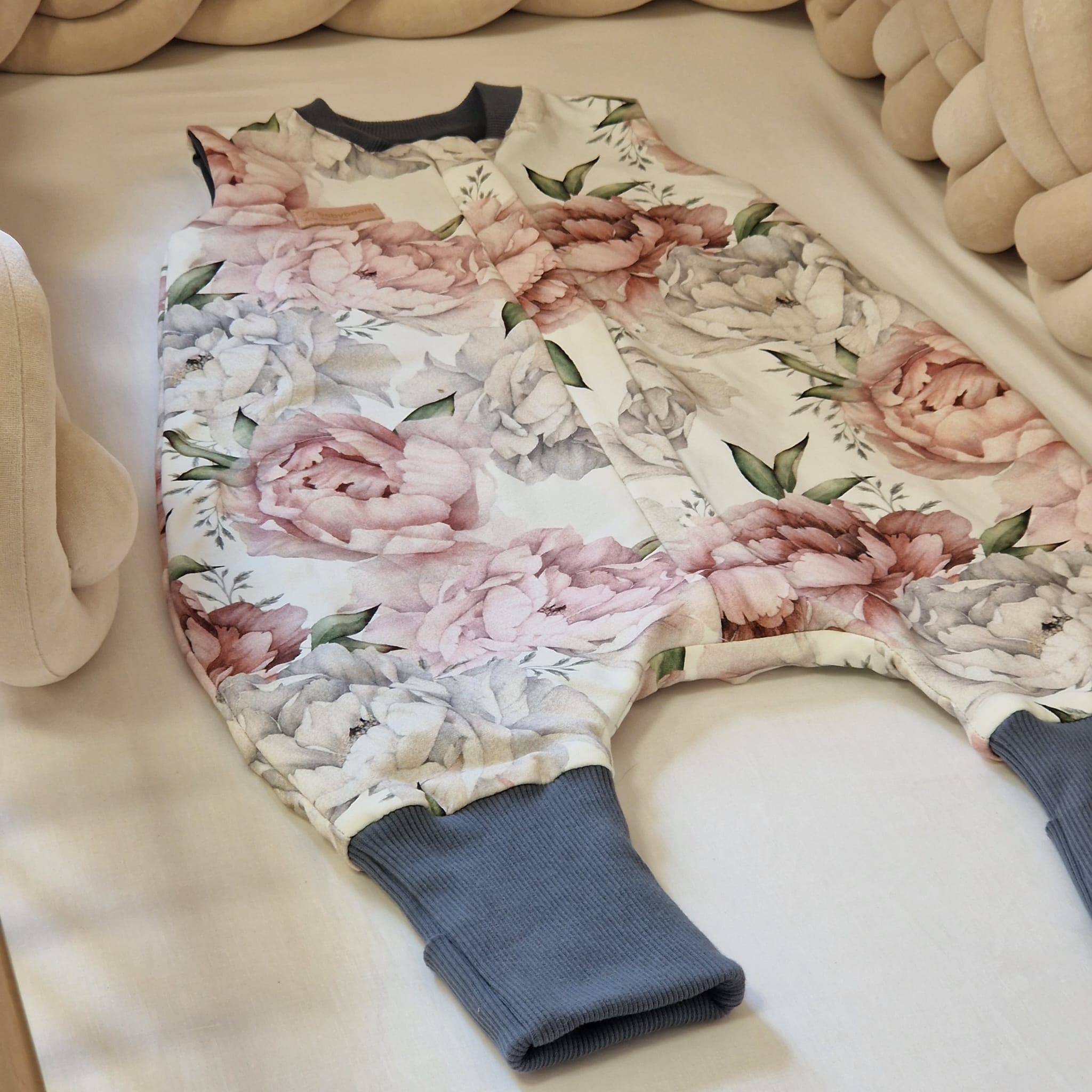 Drehbarer Ganzjahres-Schlafsack | Schlummersack mit Füßen | Pfingtsrosen + Dunkelgrau | 80 cm | 0,5 TOG