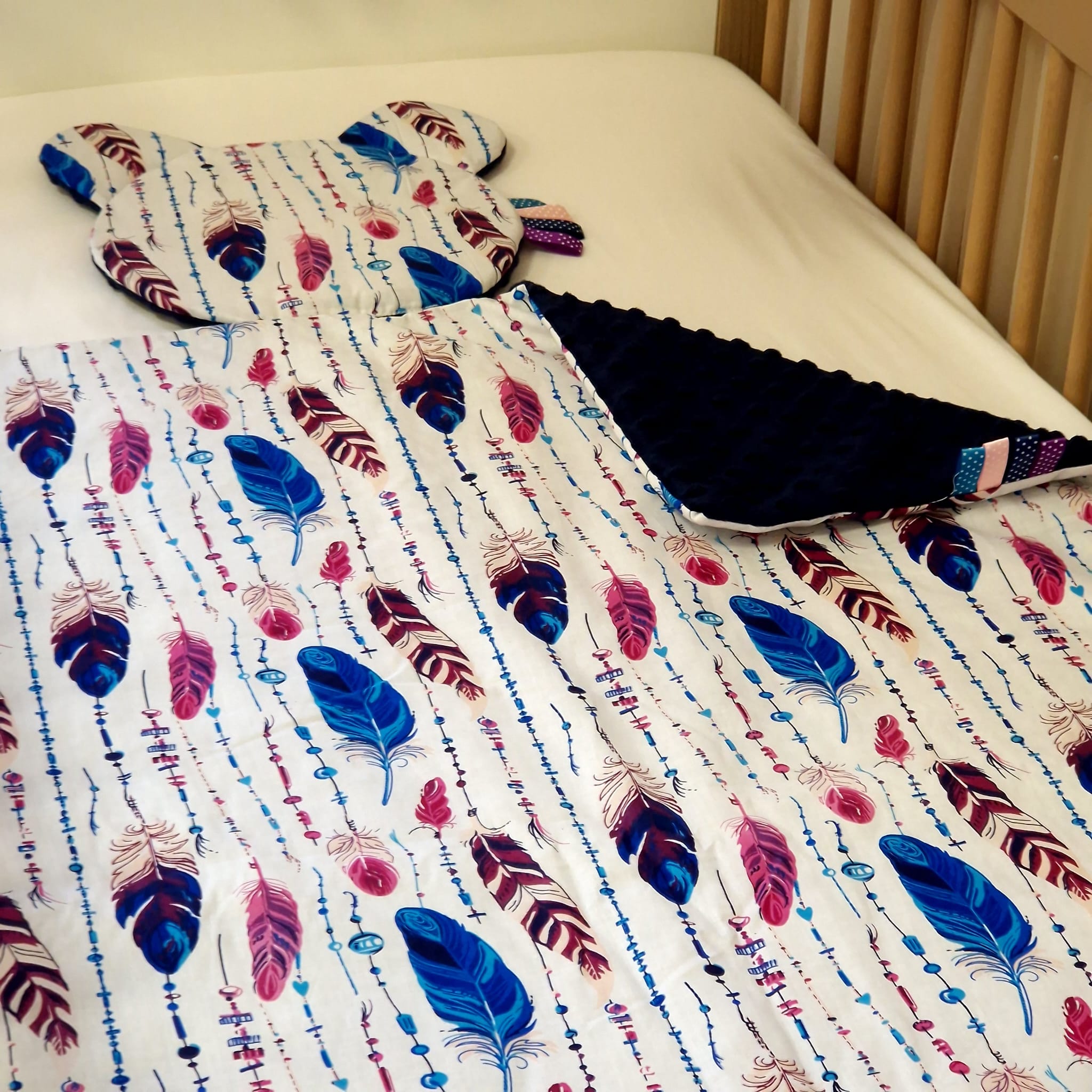 Decke mit Kissen im Set | Minky Dunkelblau mit Baumwolle bunte Federn