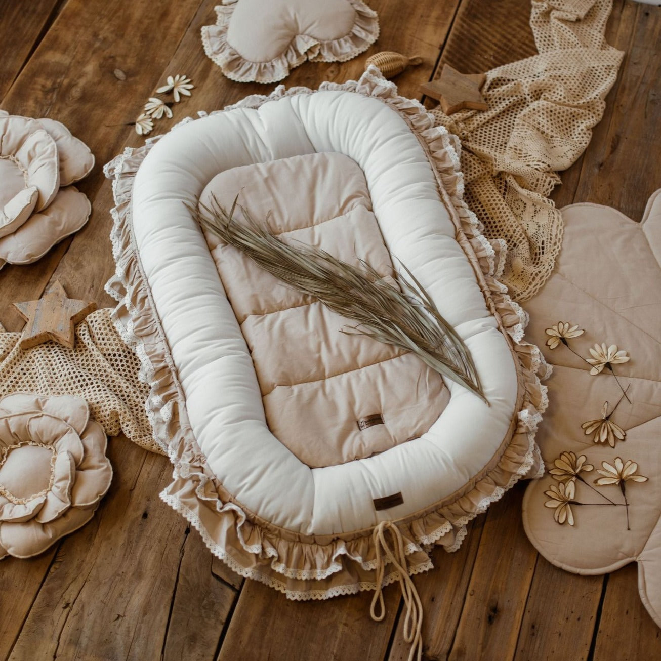 Premium Babynest ROMANTIC mit Rüschen & weißer Spitze | Baumwolle