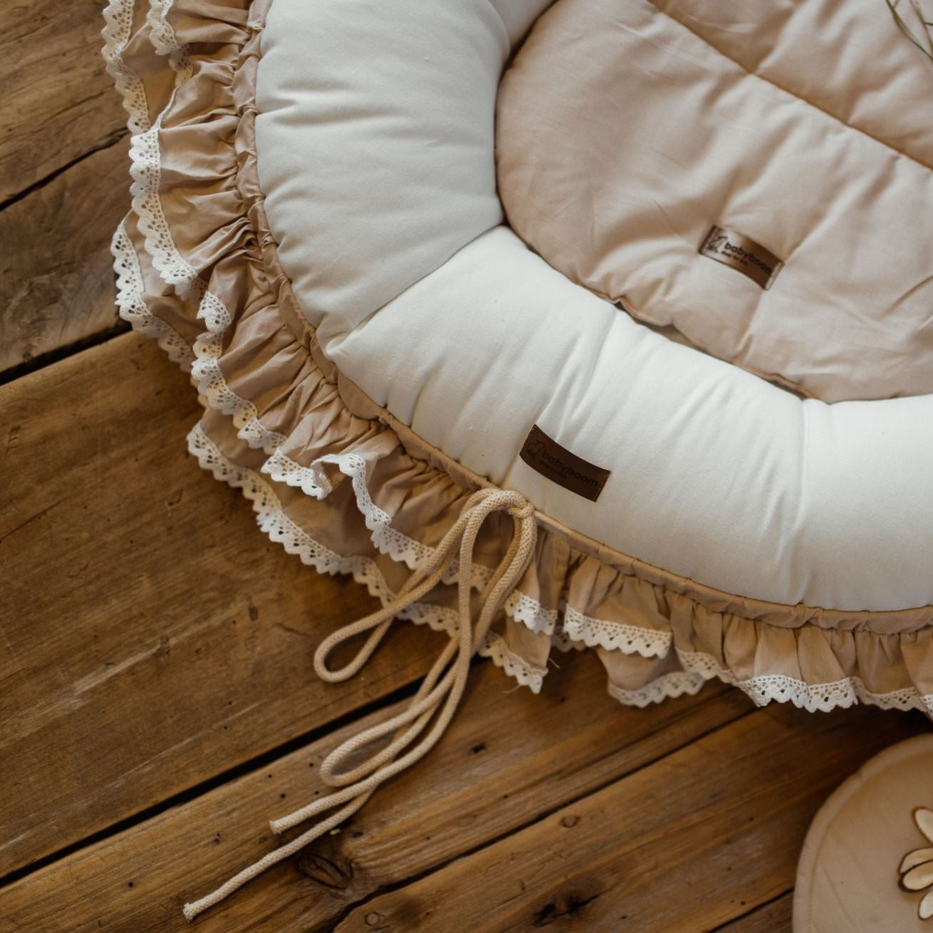 Premium Babynest ROMANTIC mit Rüschen & weißer Spitze | Baumwolle