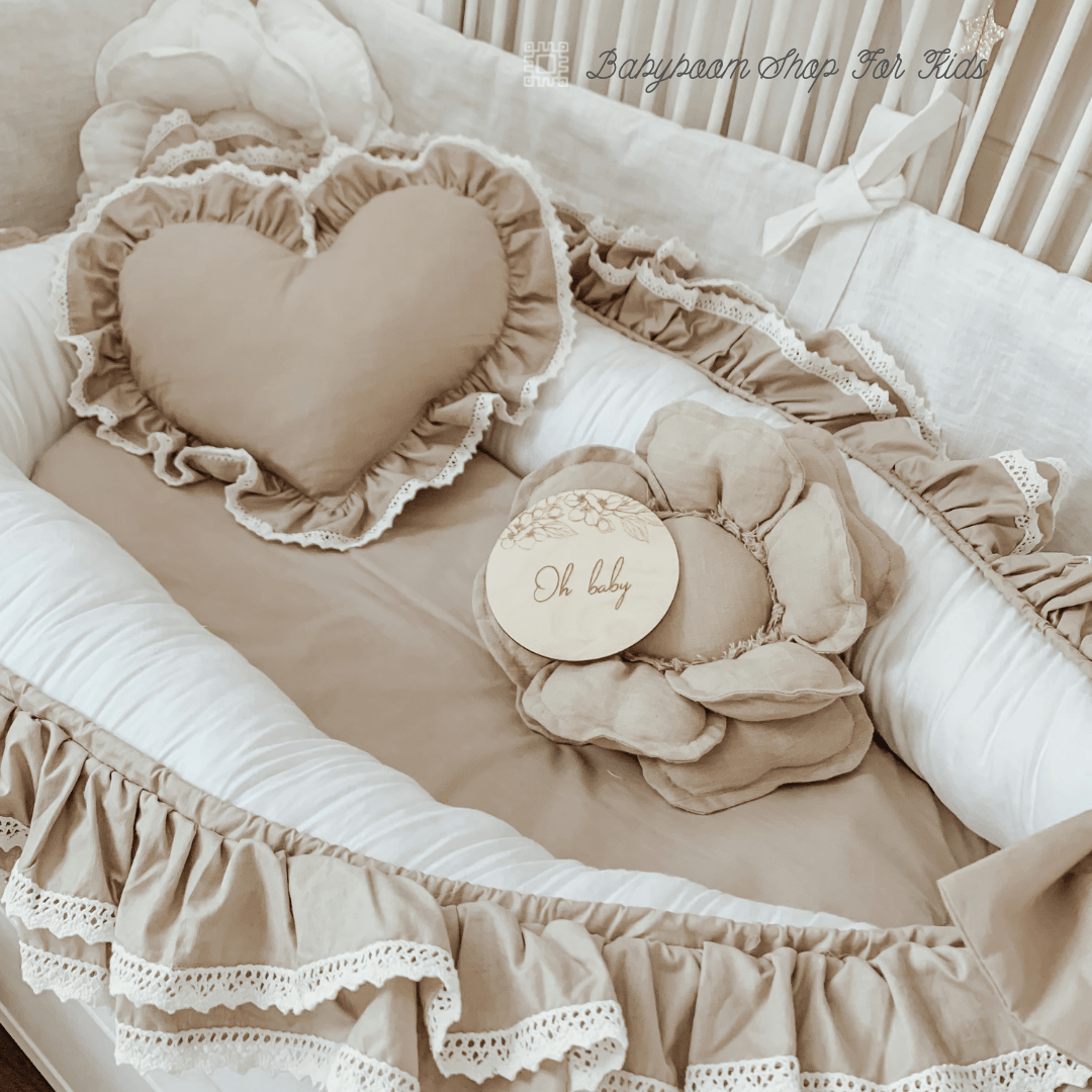 Babynestchen mit Rüschen und weißer Spitze sowie Schleife, handmade