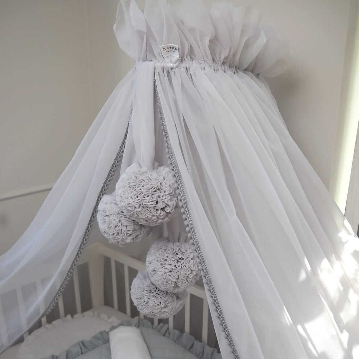 Betthimmel Gigi mit Bommelchen aus Tüll Handmade, babyboom shop for kids