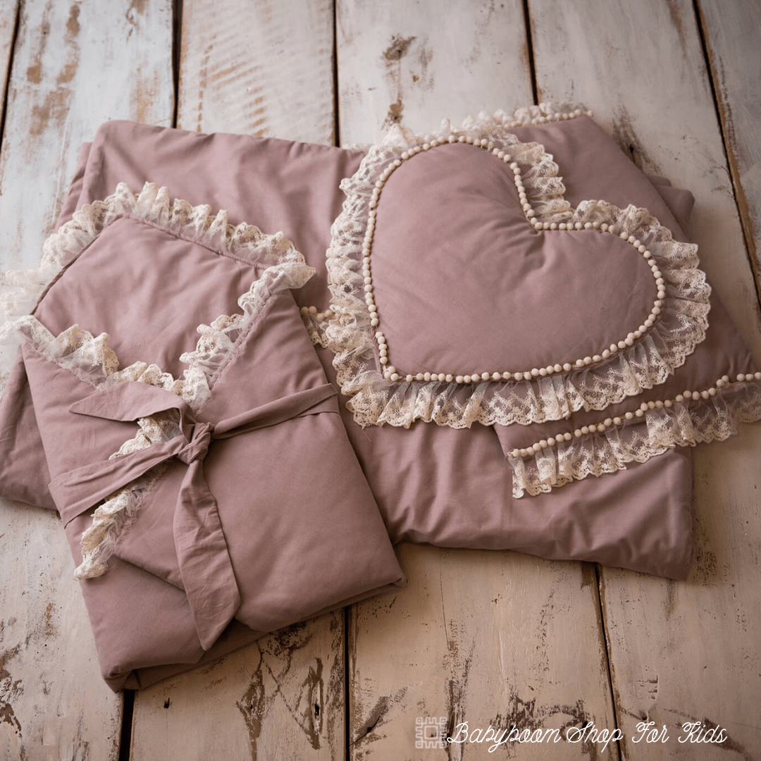 Babyhörnchen "Delicious" mit Spitze & Bommeln