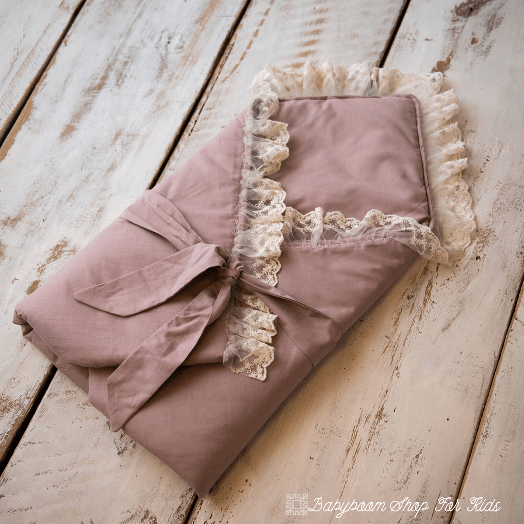 handangefertigtes Babyhörnchen, Babydecke mit Spitze und Bommeln