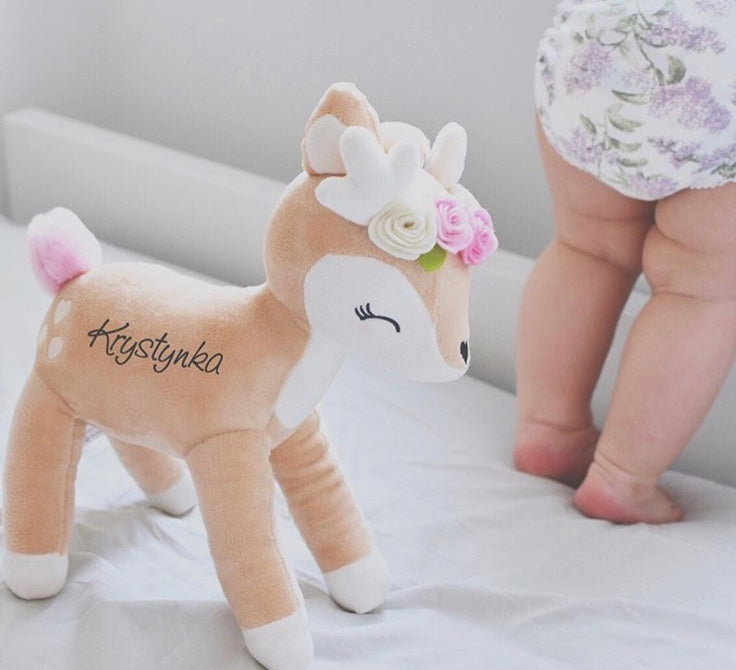 Reh mit rosa Rosenkranz