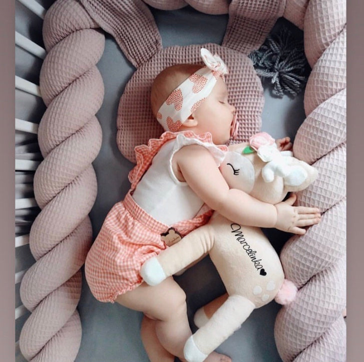 Reh mit rosa Rosenkranz