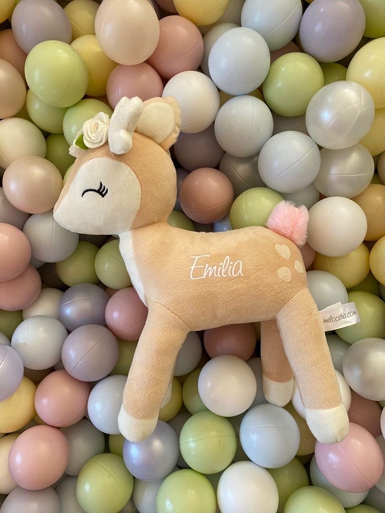 Reh mit rosa Rosenkranz