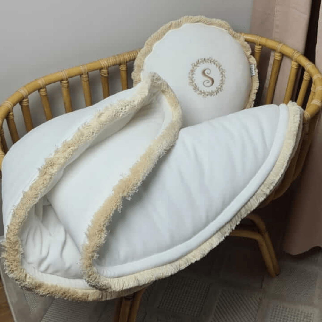 Rundes Kissen mit Fransen und Initialien, handmade, babyboom shop for kids