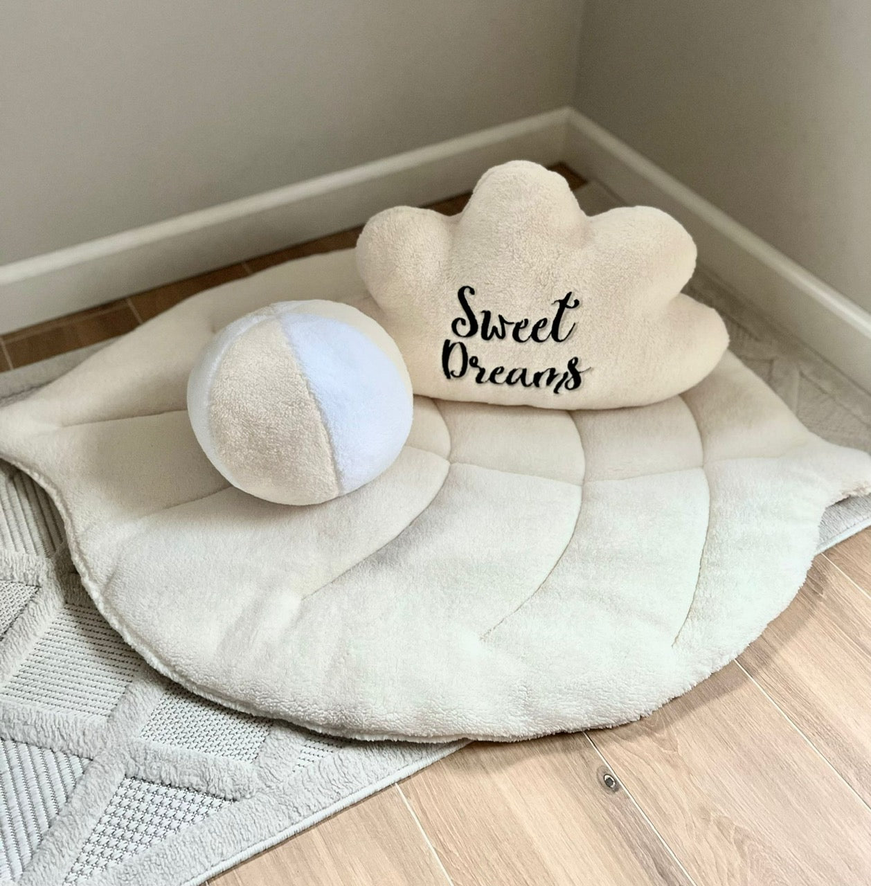 Spielmatte | Krabbeldecke | Dekoration "Blatt" | Teddy-Stoff